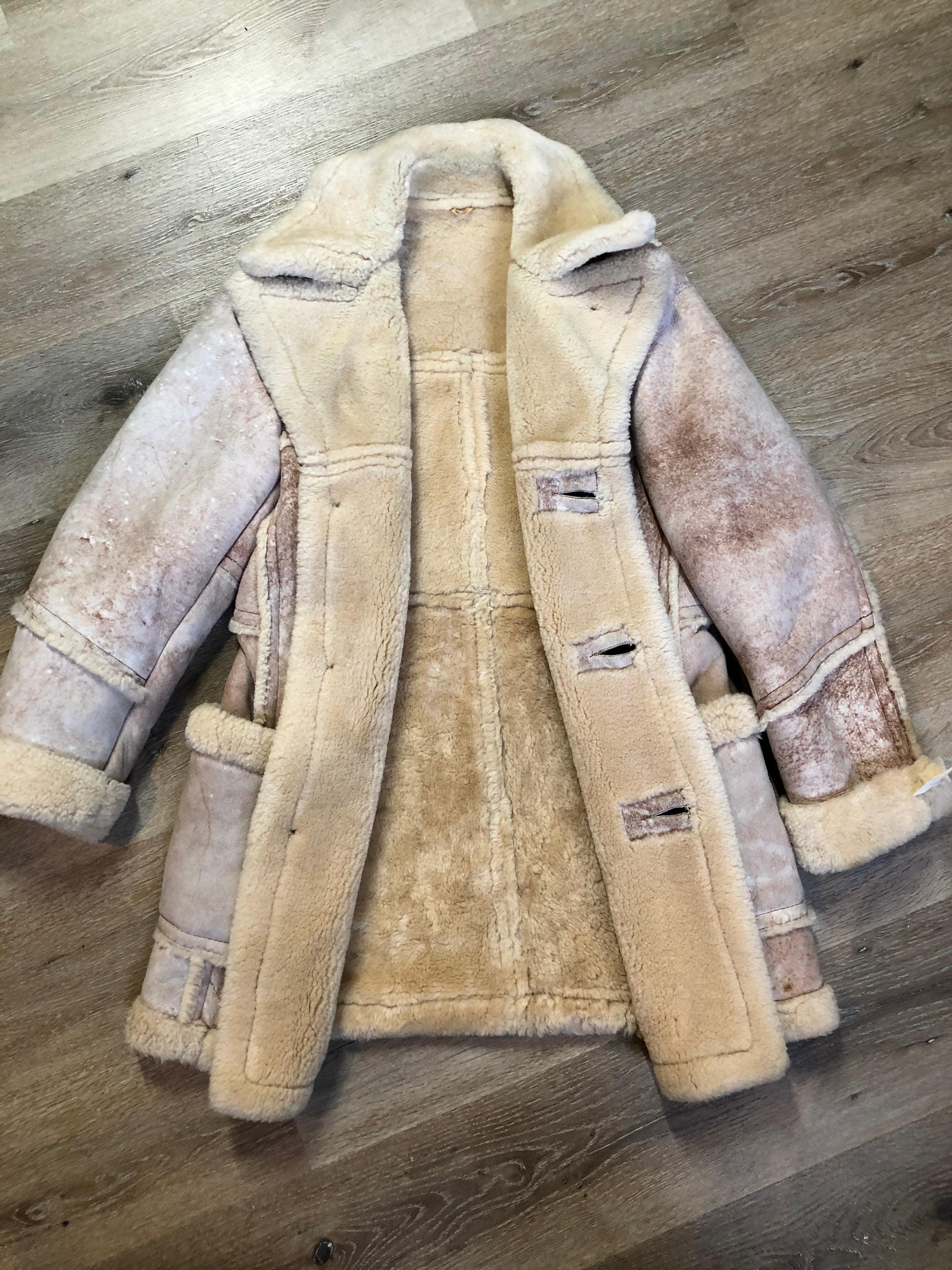 Kingspier Vintage - Dave Epstein “Rice Sportswear” beige suede coat with shearling trim and lining, button closures and patch pockets. Made in Canada.