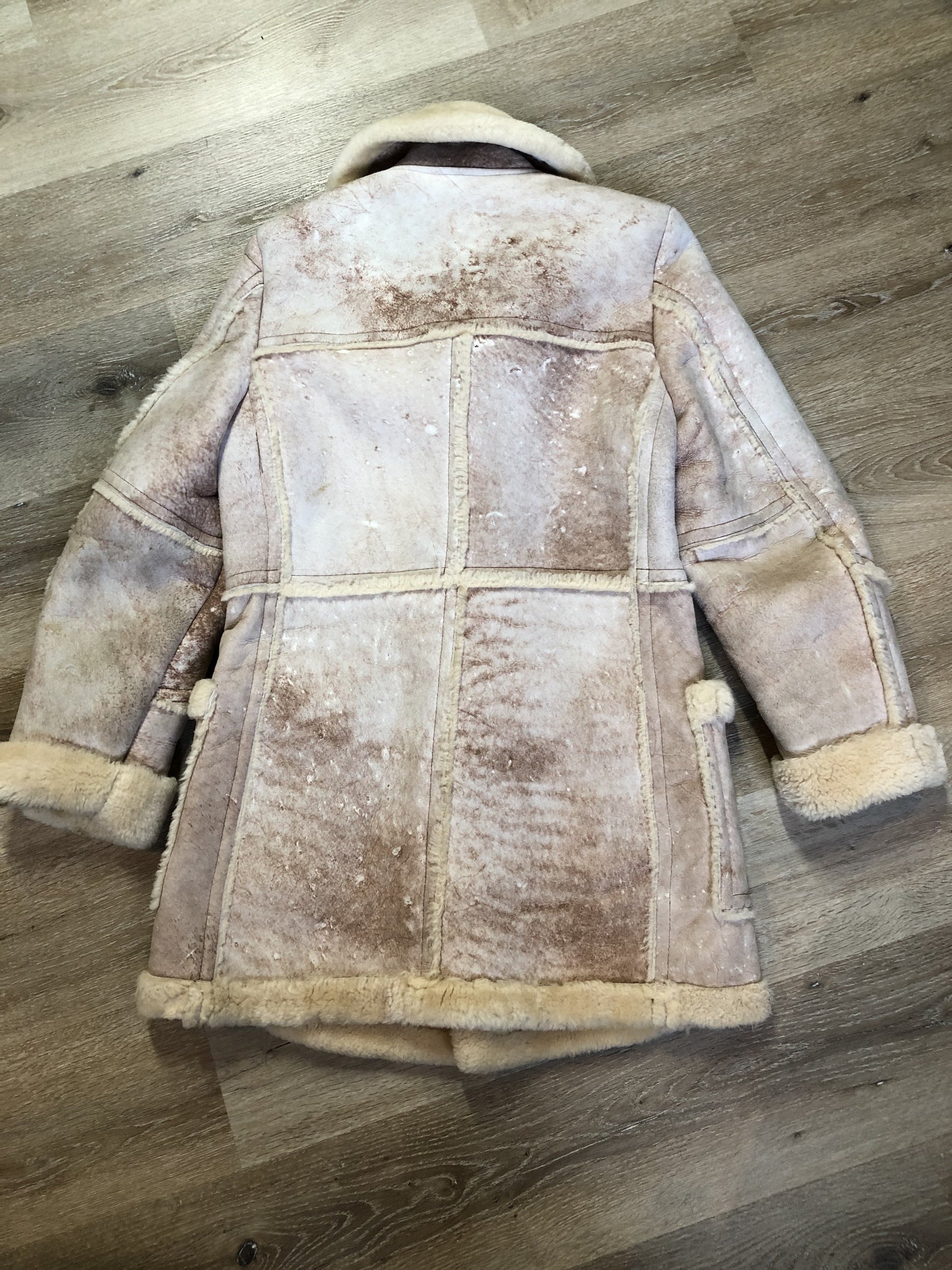 Kingspier Vintage - Dave Epstein “Rice Sportswear” beige suede coat with shearling trim and lining, button closures and patch pockets. Made in Canada.