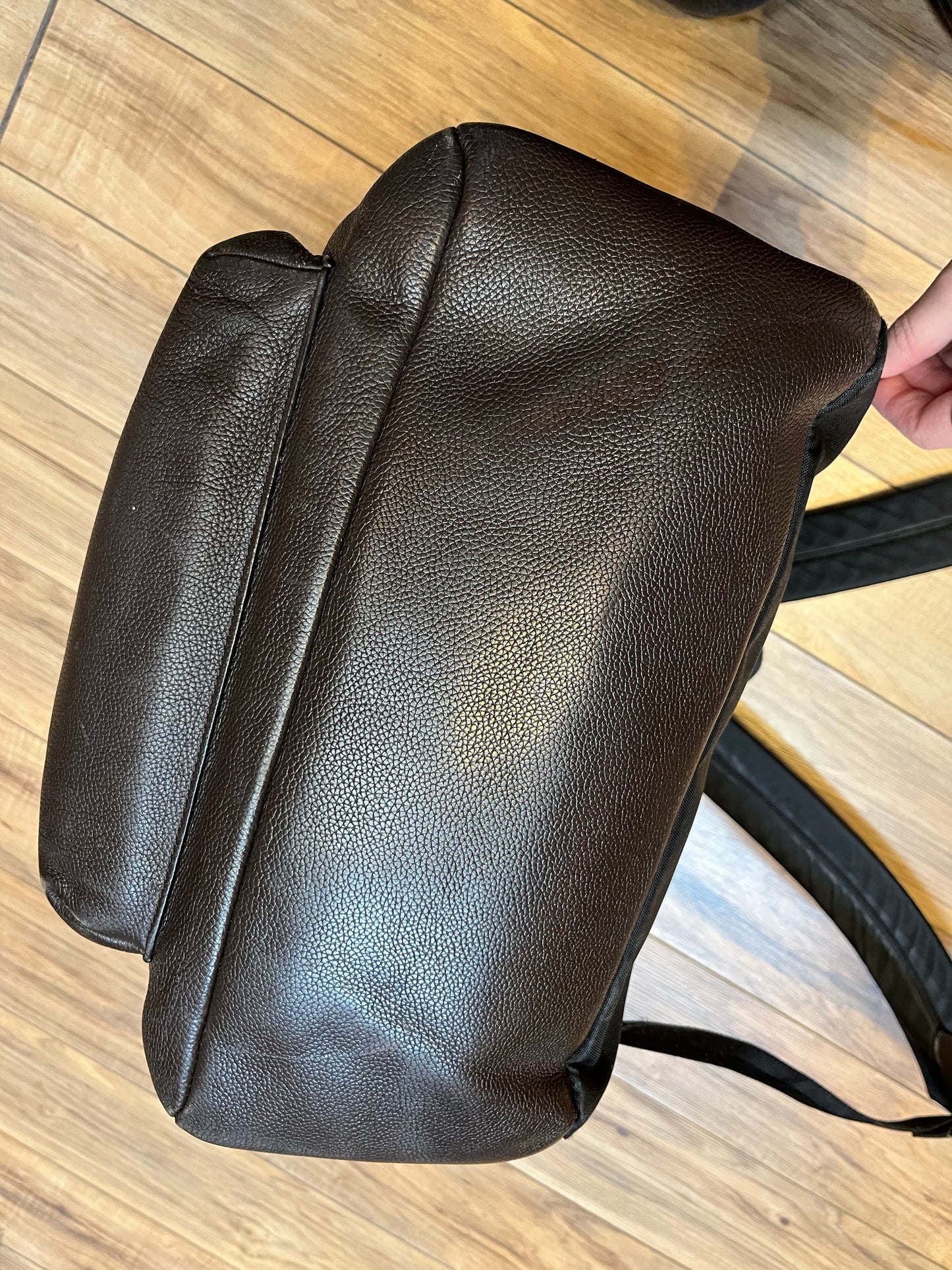 Authentic Coach brown pebble leather knapsack with adjustable shoulder straps, multiple pockets inside the large main compartment and one small compartment on the front with turn key detail.