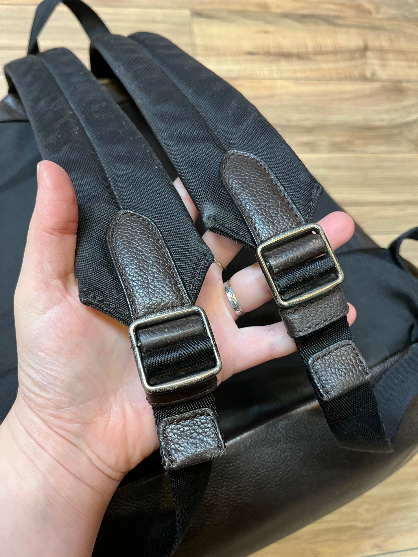 Authentic Coach brown pebble leather knapsack with adjustable shoulder straps, multiple pockets inside the large main compartment and one small compartment on the front with turn key detail.