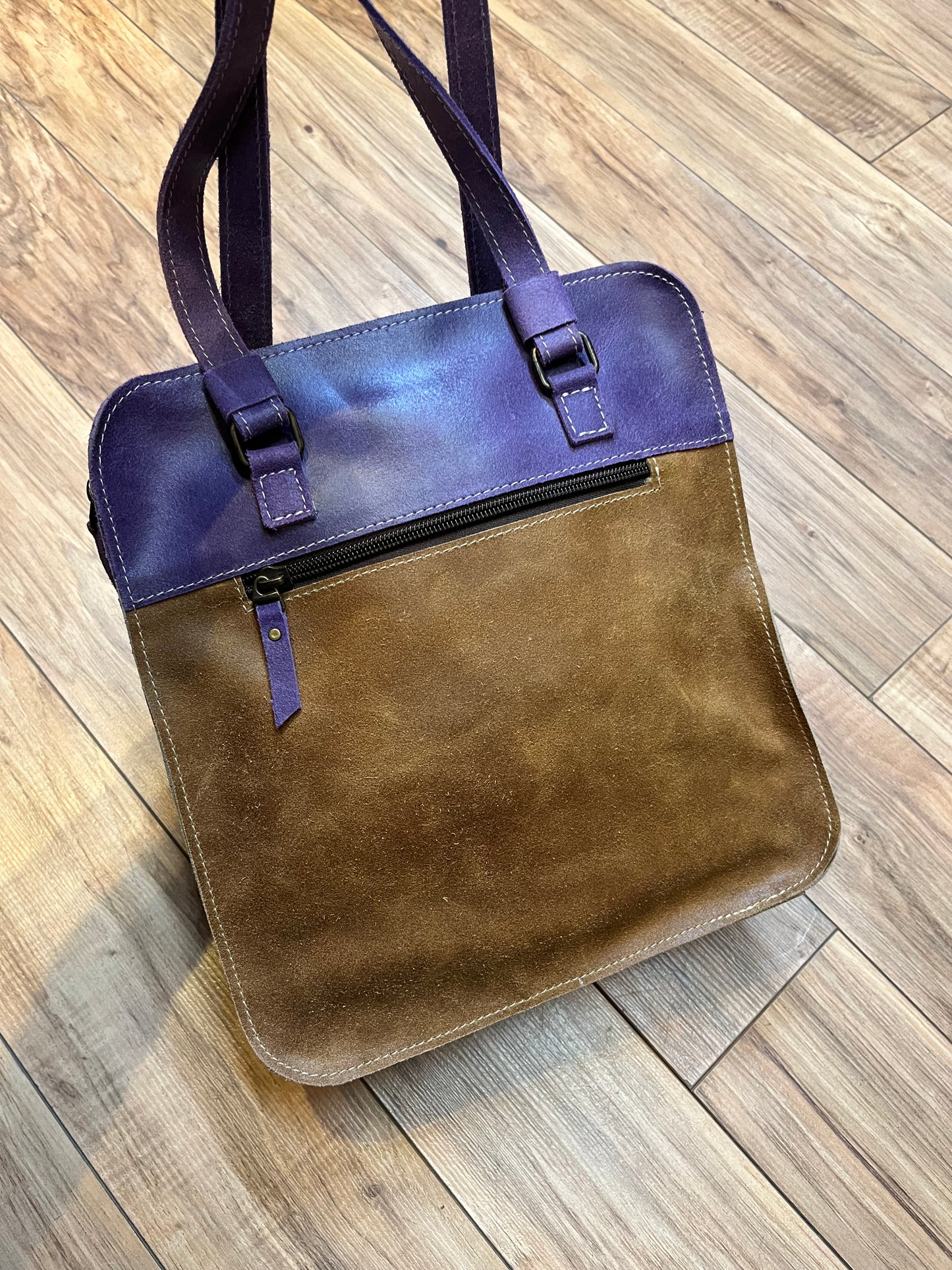 Yoreinare brown and purple leather handbag with zip closure, one pocket inside the main compartment and one small pocket on the front and back.
New with tags
Made in Columbia