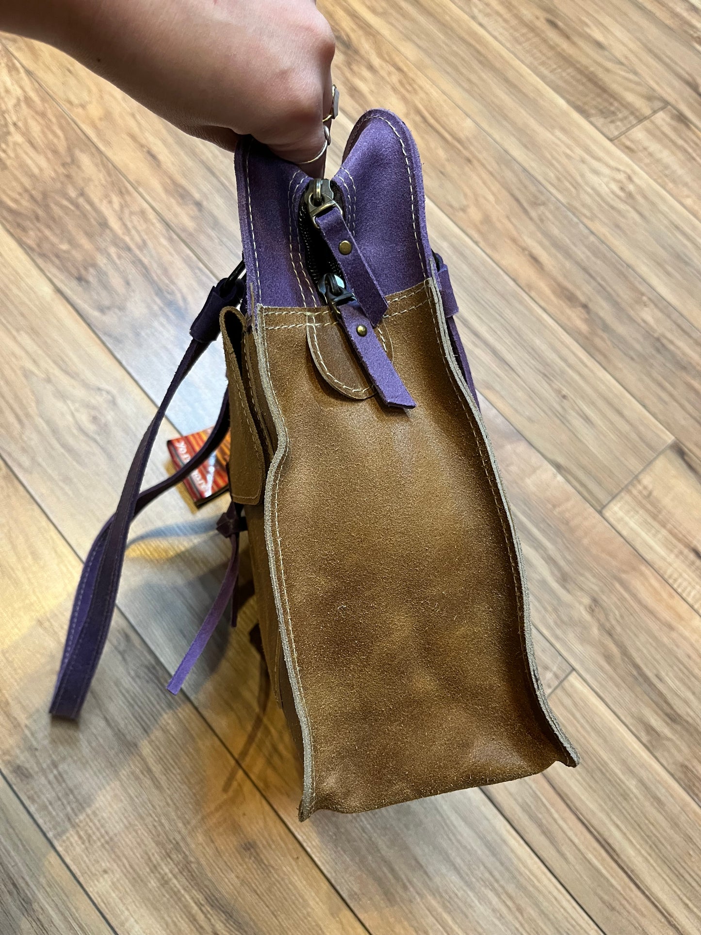 Yoreinare brown and purple leather handbag with zip closure, one pocket inside the main compartment and one small pocket on the front and back.
New with tags
Made in Columbia