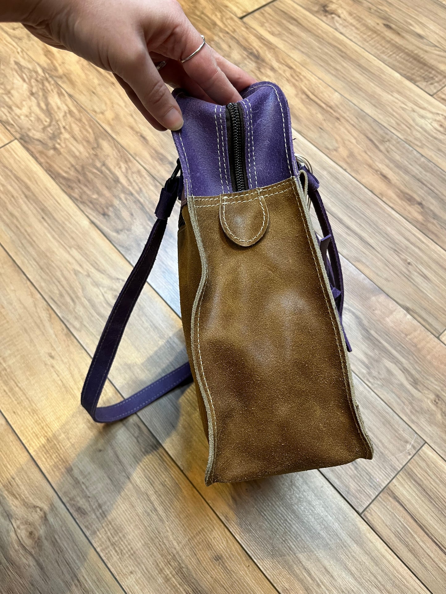 Yoreinare brown and purple leather handbag with zip closure, one pocket inside the main compartment and one small pocket on the front and back.
New with tags
Made in Columbia