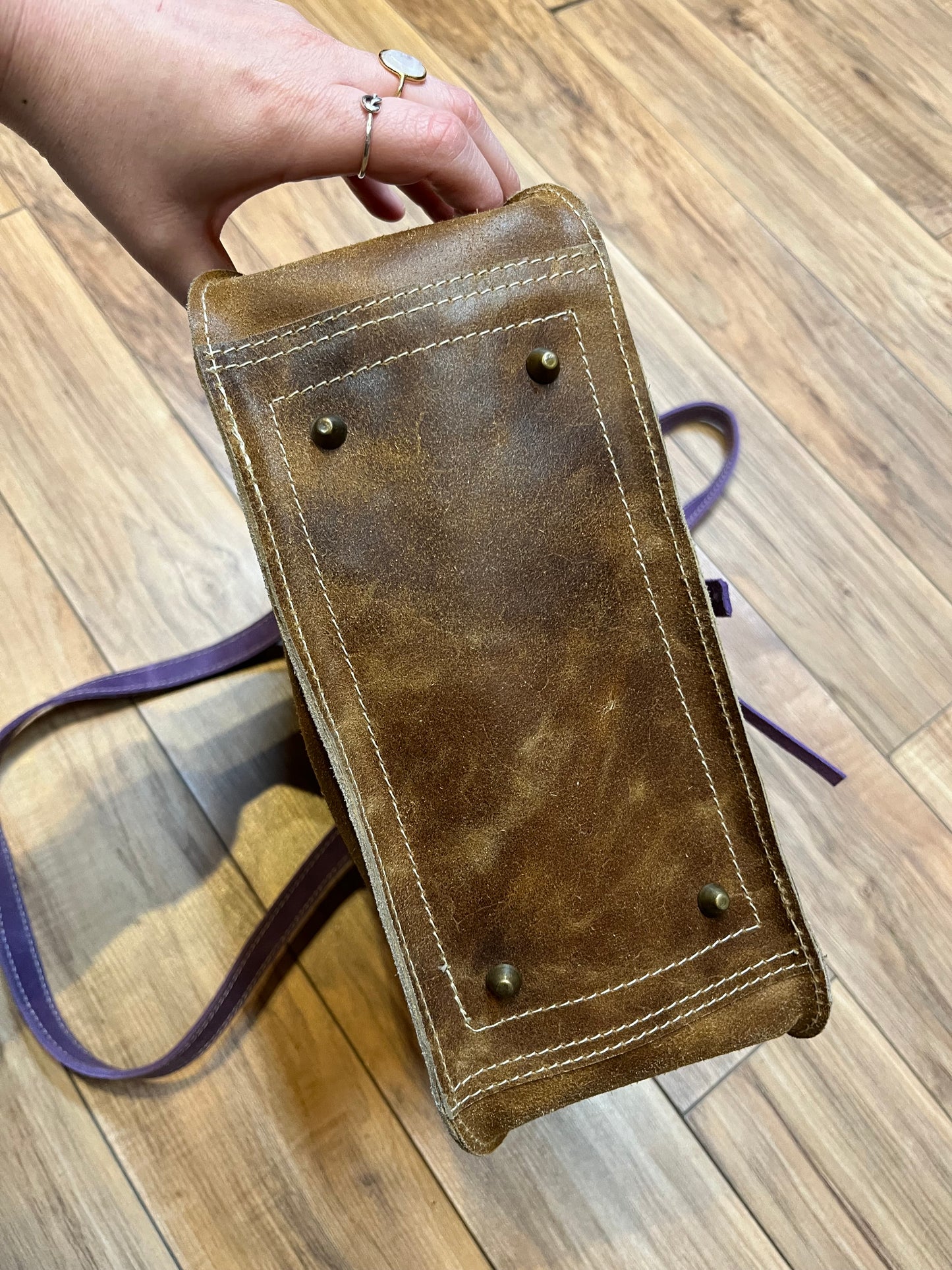 Yoreinare brown and purple leather handbag with zip closure, one pocket inside the main compartment and one small pocket on the front and back.
New with tags
Made in Columbia