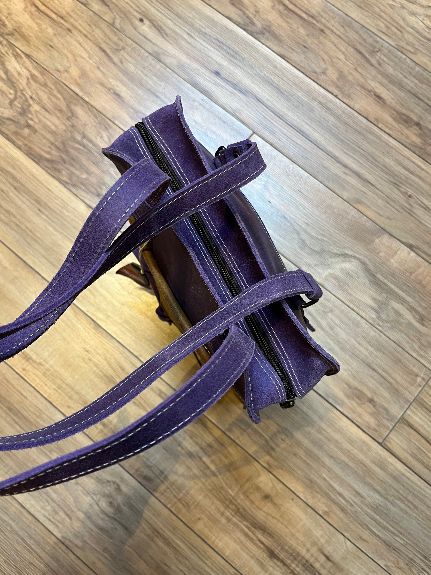 Yoreinare brown and purple leather handbag with zip closure, one pocket inside the main compartment and one small pocket on the front and back.
New with tags
Made in Columbia