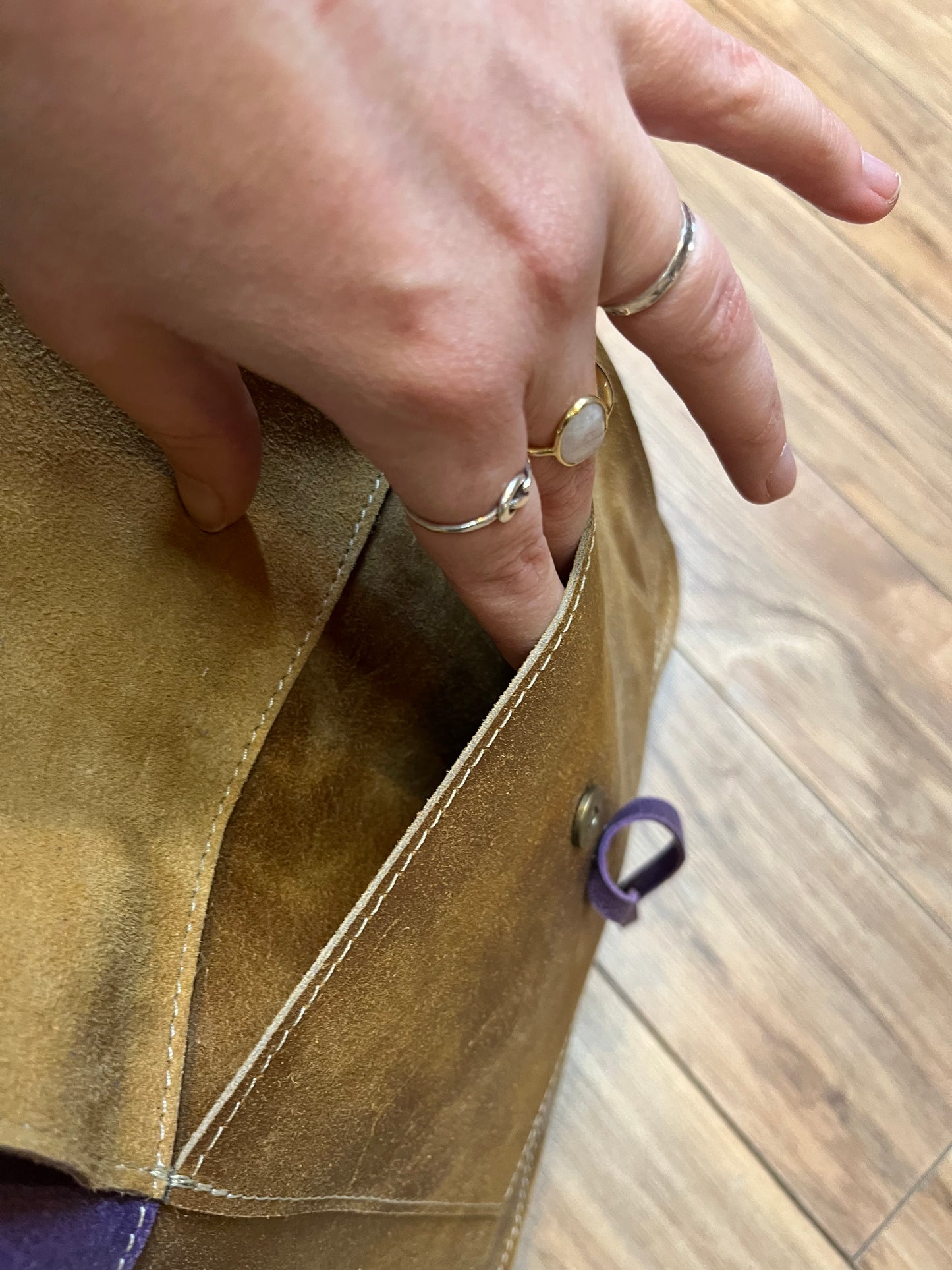 Yoreinare brown and purple leather handbag with zip closure, one pocket inside the main compartment and one small pocket on the front and back.
New with tags
Made in Columbia