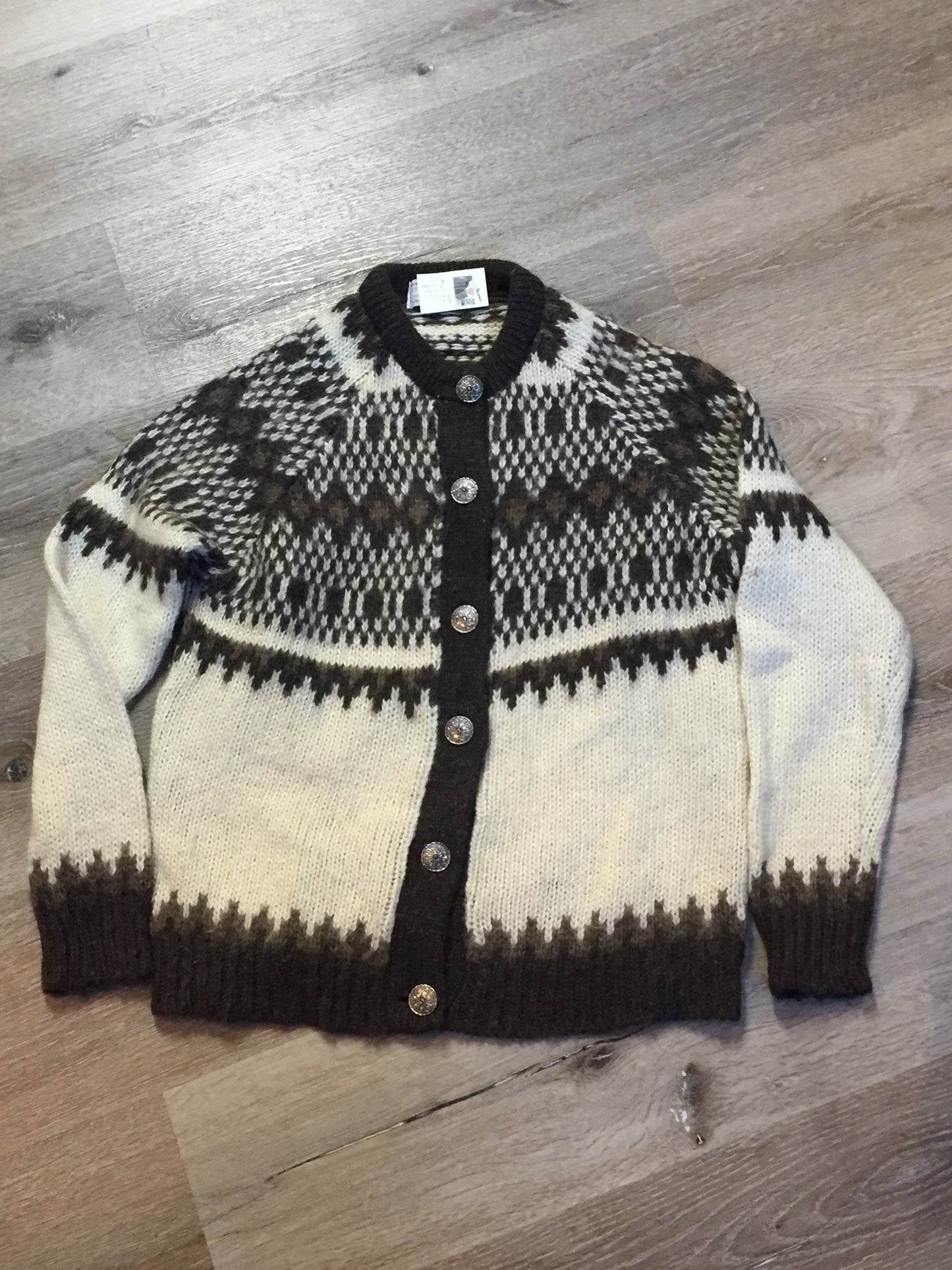 Kingspier Vintage - Vintage Pitlochry Knitwear cardigan in white with brown design and button closures. Size 40 (mens)