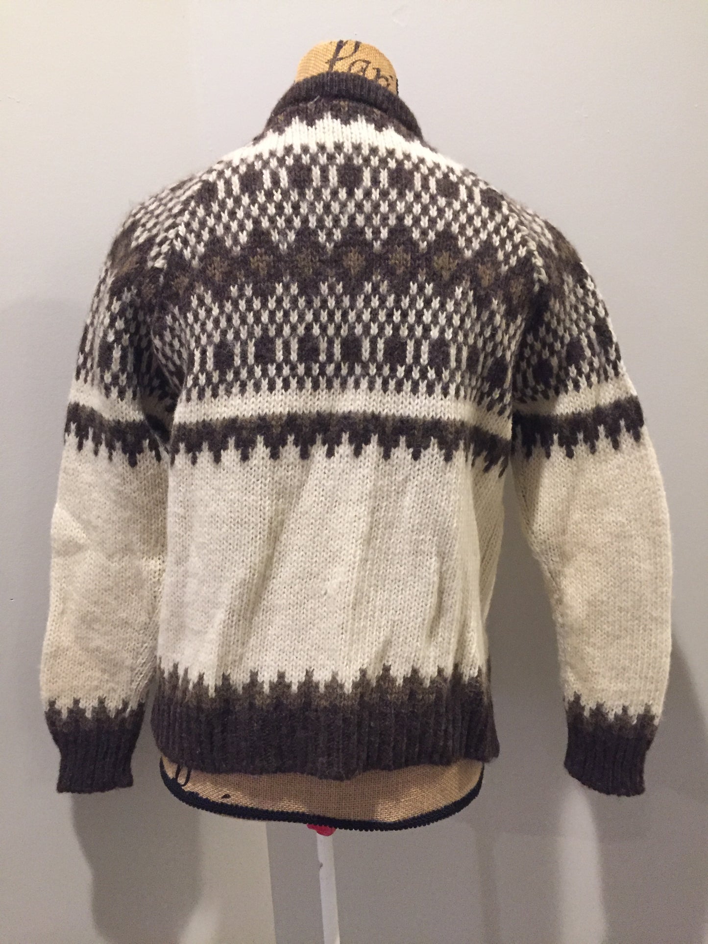 Kingspier Vintage - Vintage Pitlochry Knitwear cardigan in white with brown design and button closures. Size 40 (mens)