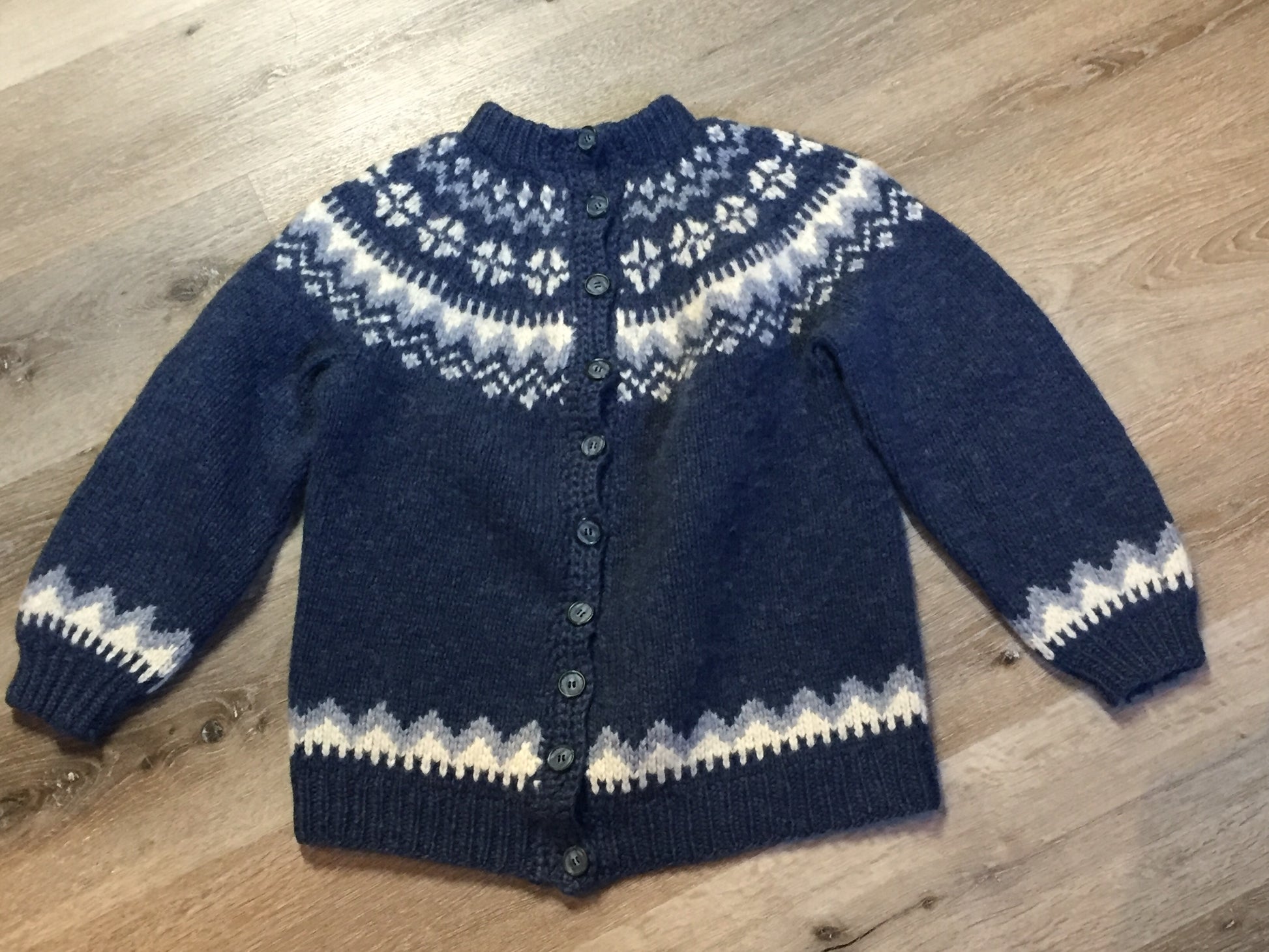 Kingspier Vintage - Preshrunk wool, hand knit Lopi cardigan in blue and white with button closures. Size XS,