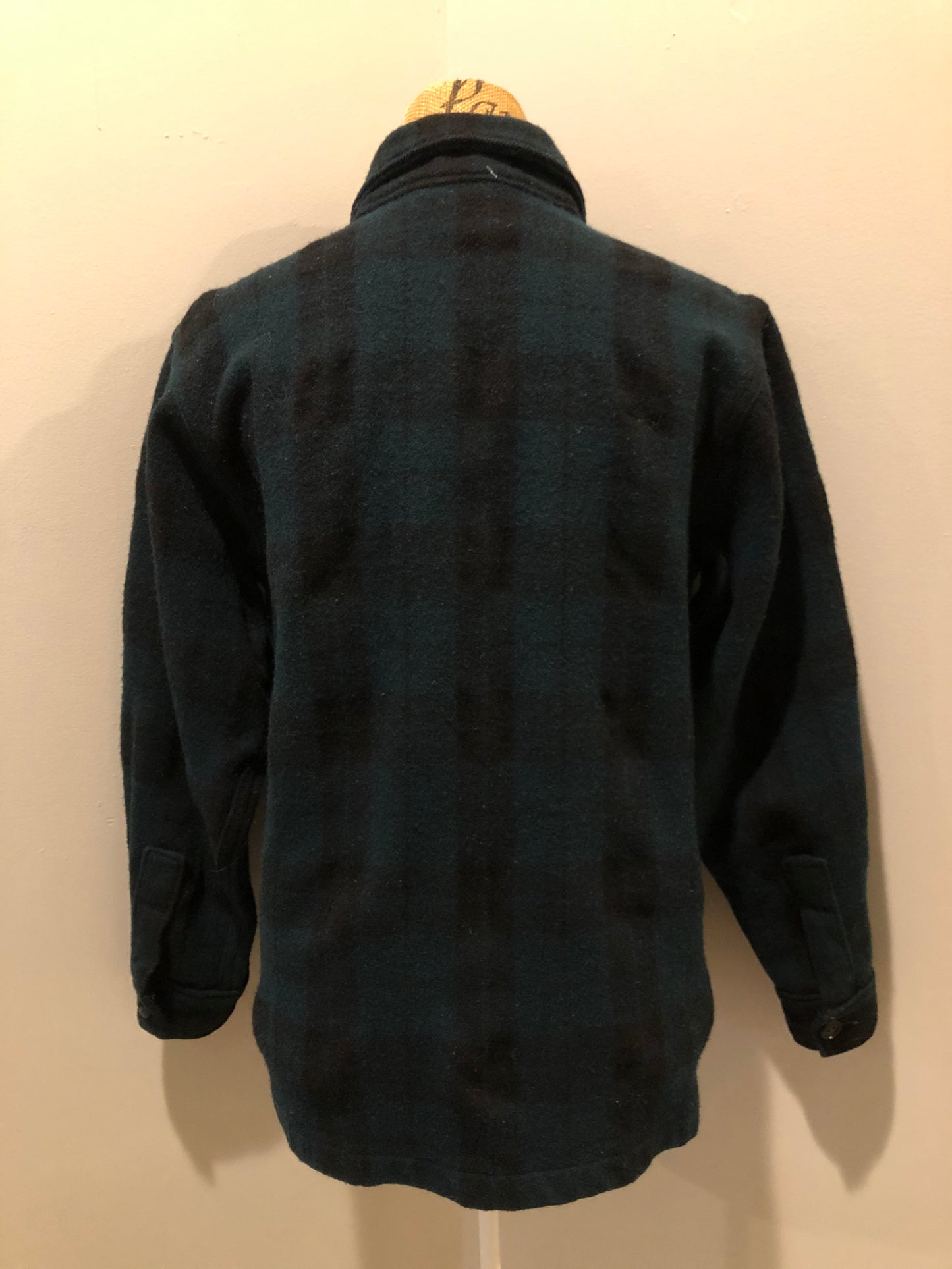 Kingspier Vintage - Woolrich dark green plaid wool lumberjack shirt with button closures and two flap pockets on the chest.