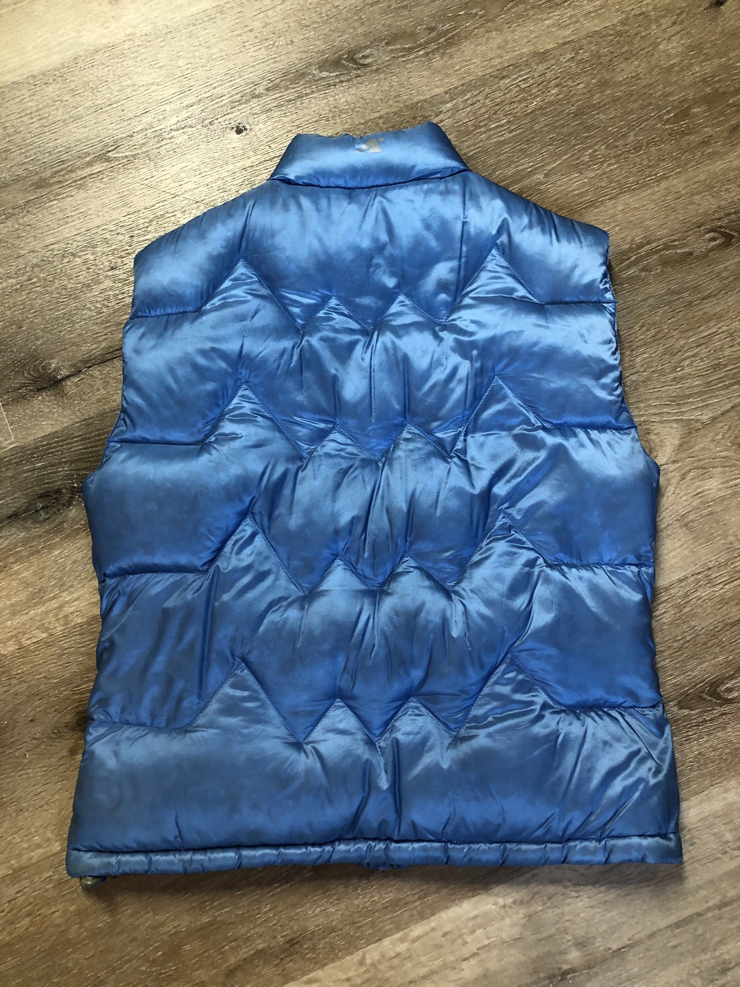 Kingspier Vintage - Eastern Mountain Sports periwinkle blue down filled puffer vest with zipper closure, zip pockets and zip inside pocket. Size medium.