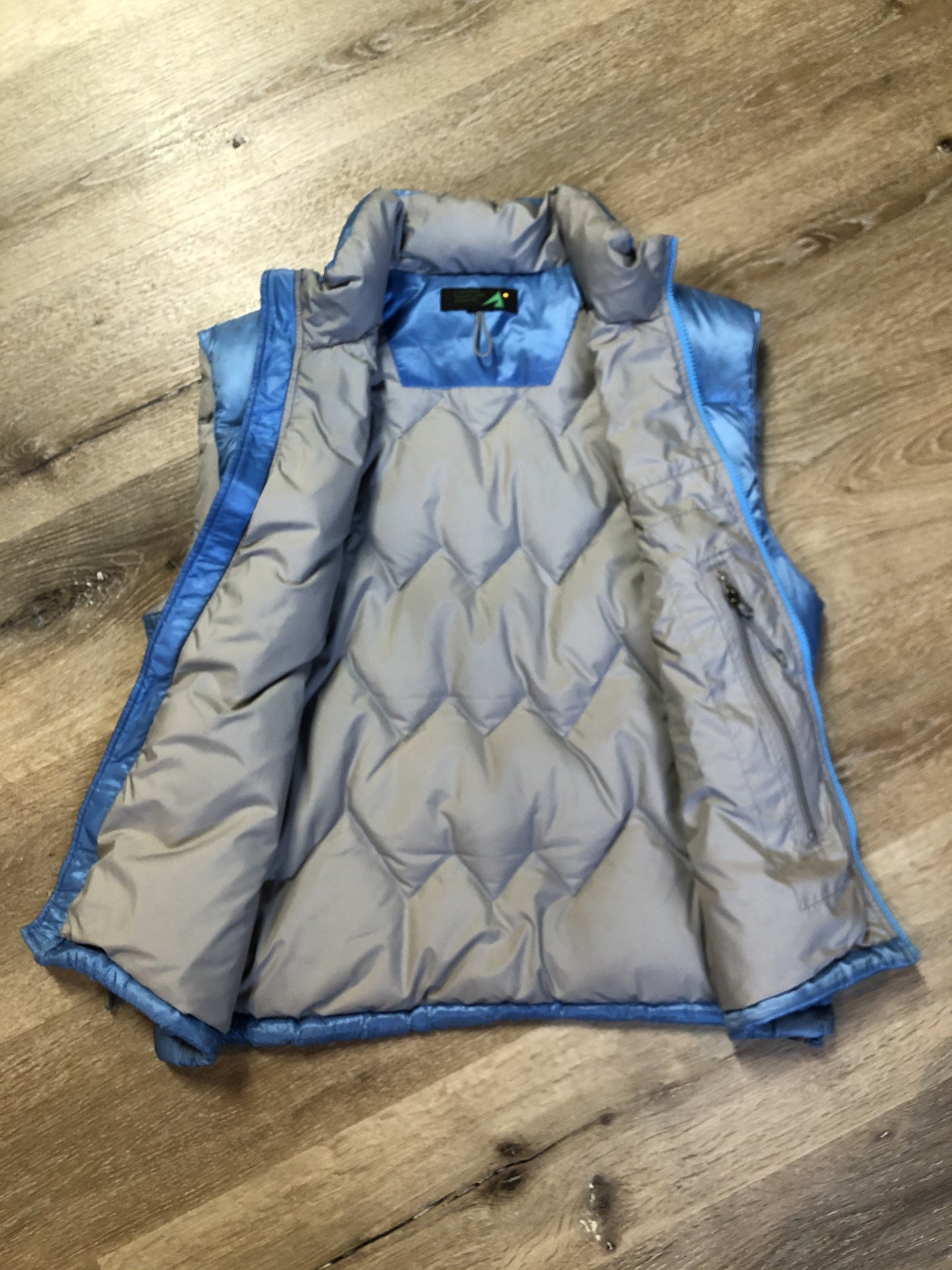 Kingspier Vintage - Eastern Mountain Sports periwinkle blue down filled puffer vest with zipper closure, zip pockets and zip inside pocket. Size medium.