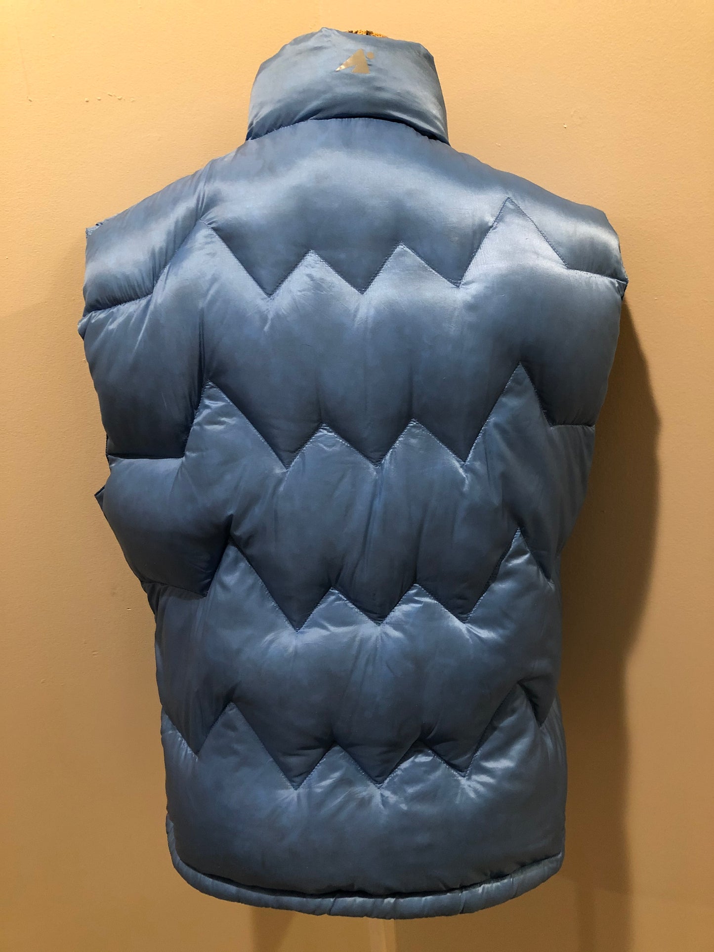 Kingspier Vintage - Eastern Mountain Sports periwinkle blue down filled puffer vest with zipper closure, zip pockets and zip inside pocket. Size medium.