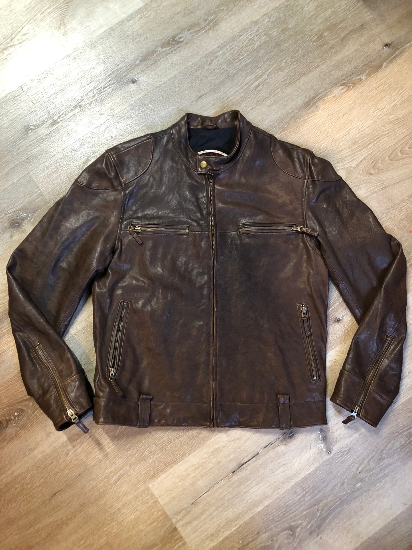 Kingspier Vintage - Lucky Brand brown leather moto jacket with snap collar, zipper closure, zip pockets and inside pocket. Size medium.