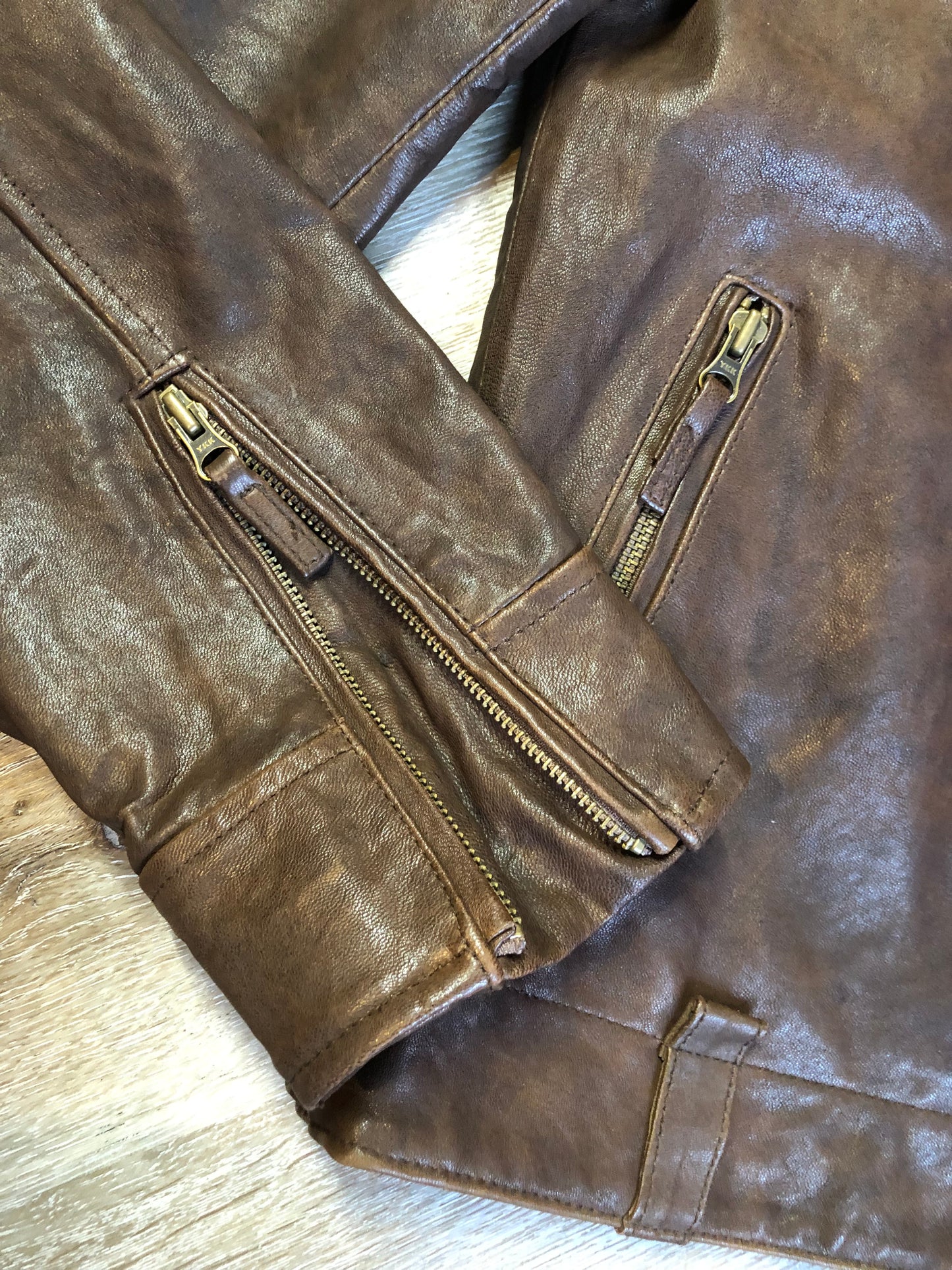 Kingspier Vintage - Lucky Brand brown leather moto jacket with snap collar, zipper closure, zip pockets and inside pocket. Size medium.