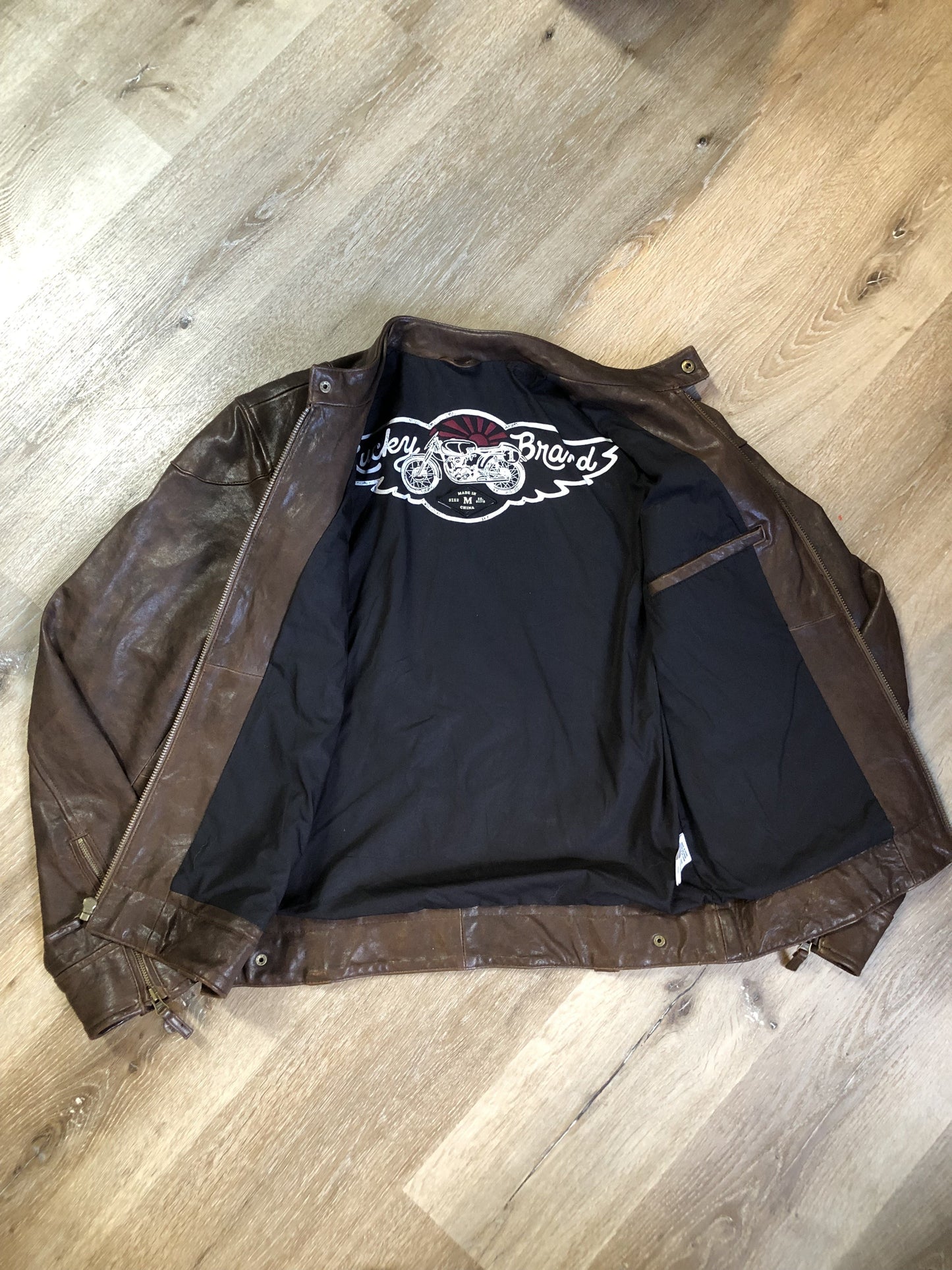 Kingspier Vintage - Lucky Brand brown leather moto jacket with snap collar, zipper closure, zip pockets and inside pocket. Size medium.
