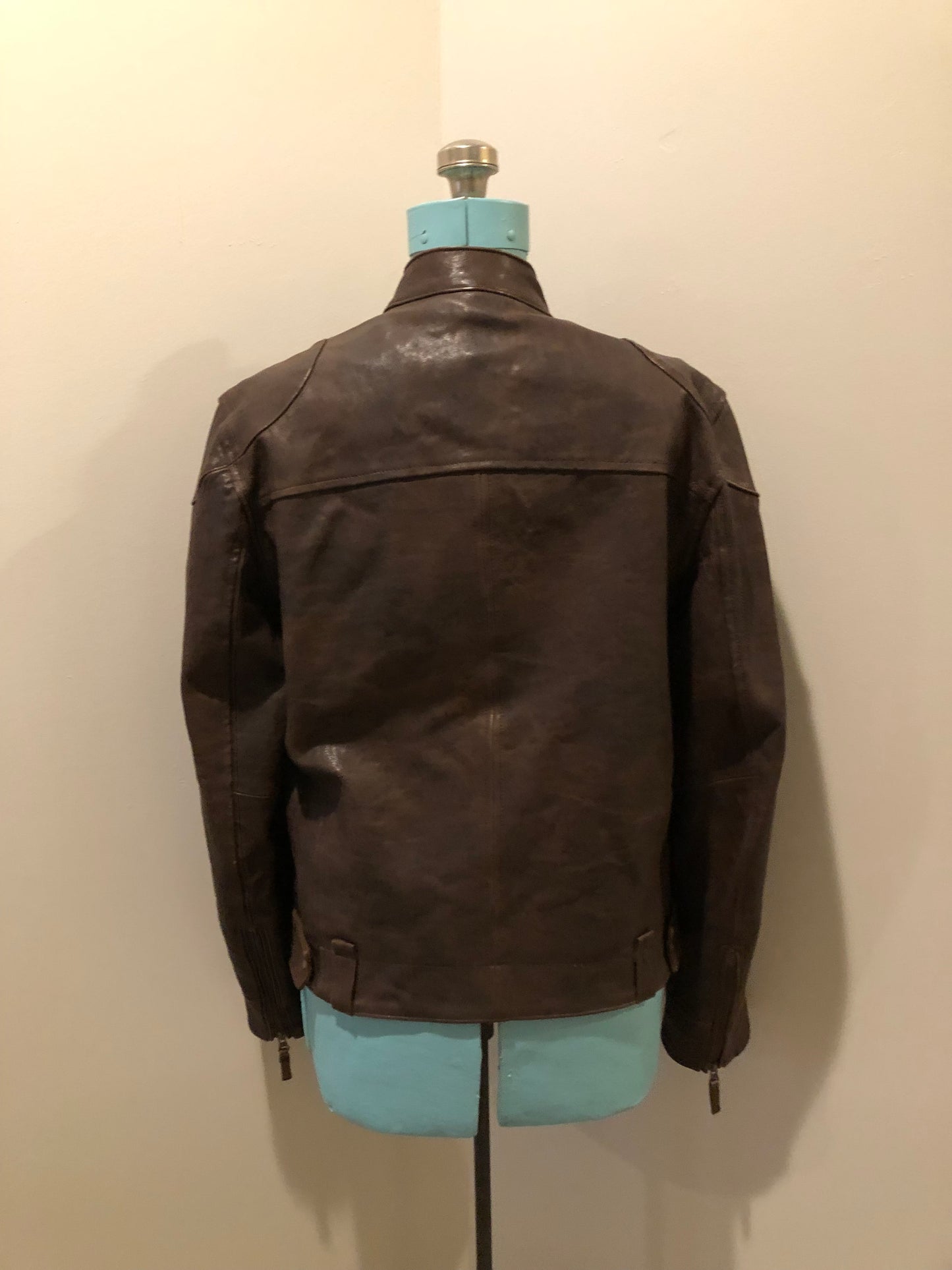 Kingspier Vintage - Lucky Brand brown leather moto jacket with snap collar, zipper closure, zip pockets and inside pocket. Size medium.