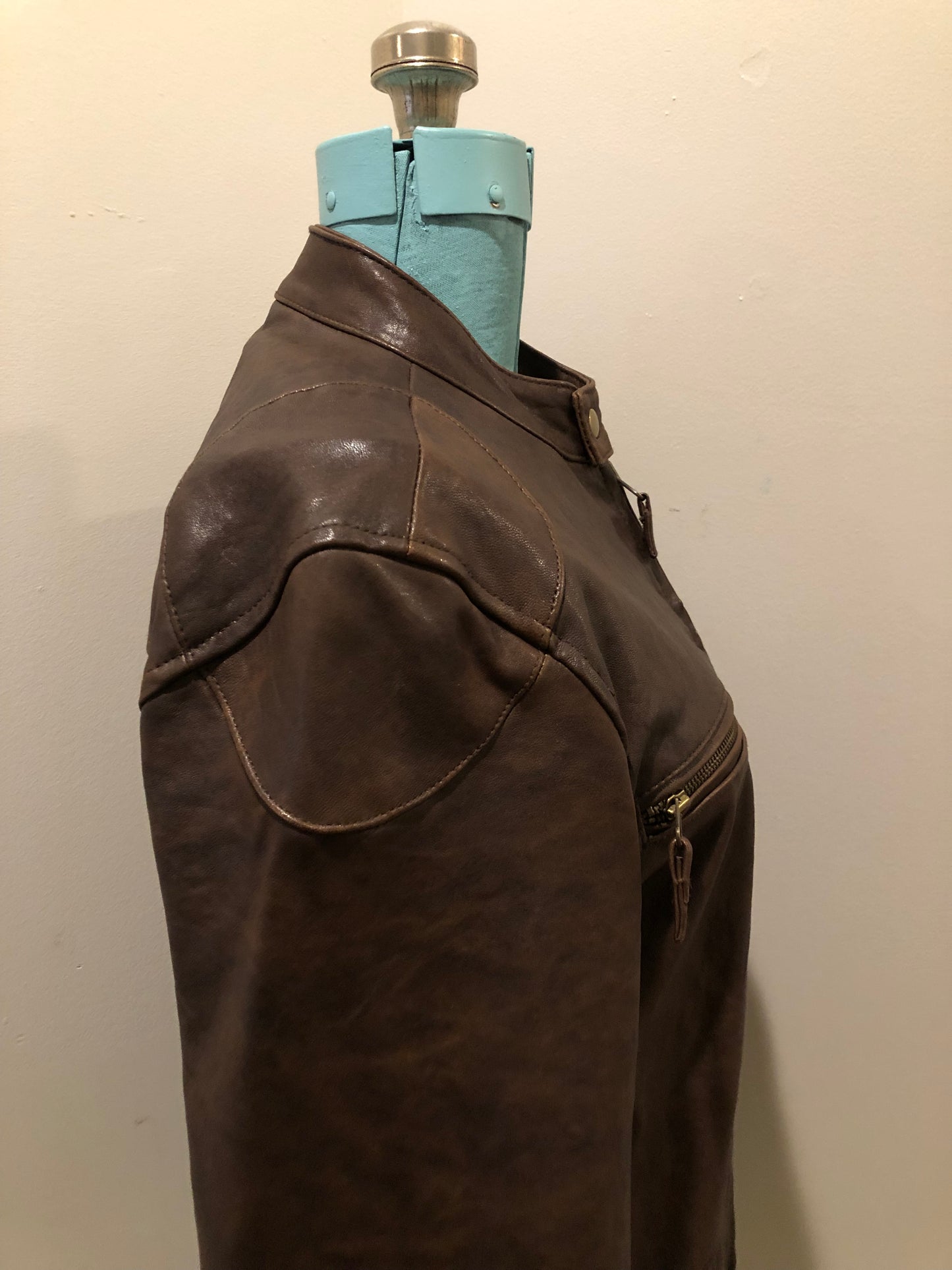 Kingspier Vintage - Lucky Brand brown leather moto jacket with snap collar, zipper closure, zip pockets and inside pocket. Size medium.