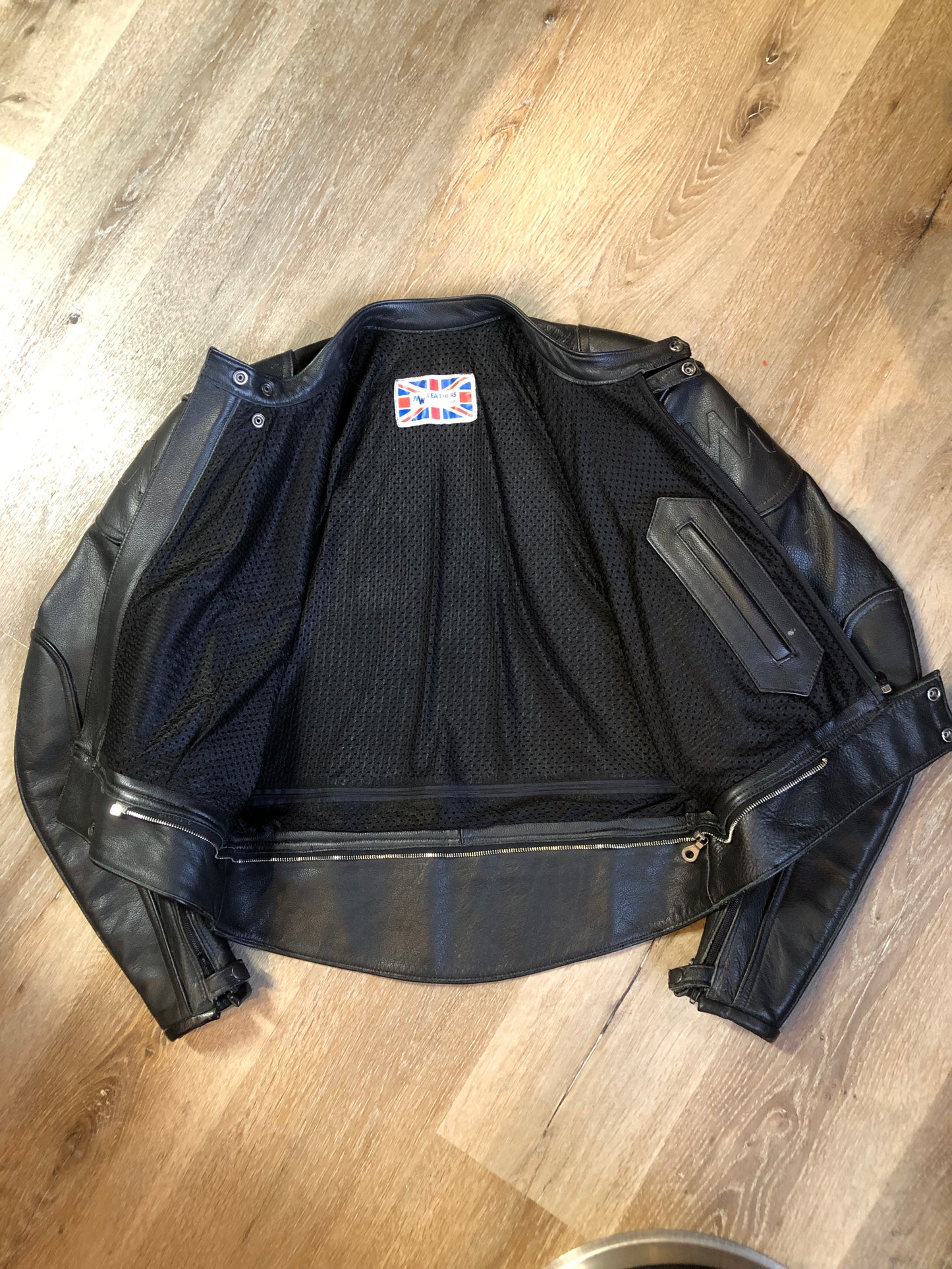 Kingspier Vintage - Vintage MW Leathers black full grain leather motorcycle jacket with mesh lining,snap collar, zipper closure, zip pockets and am inside pocket.