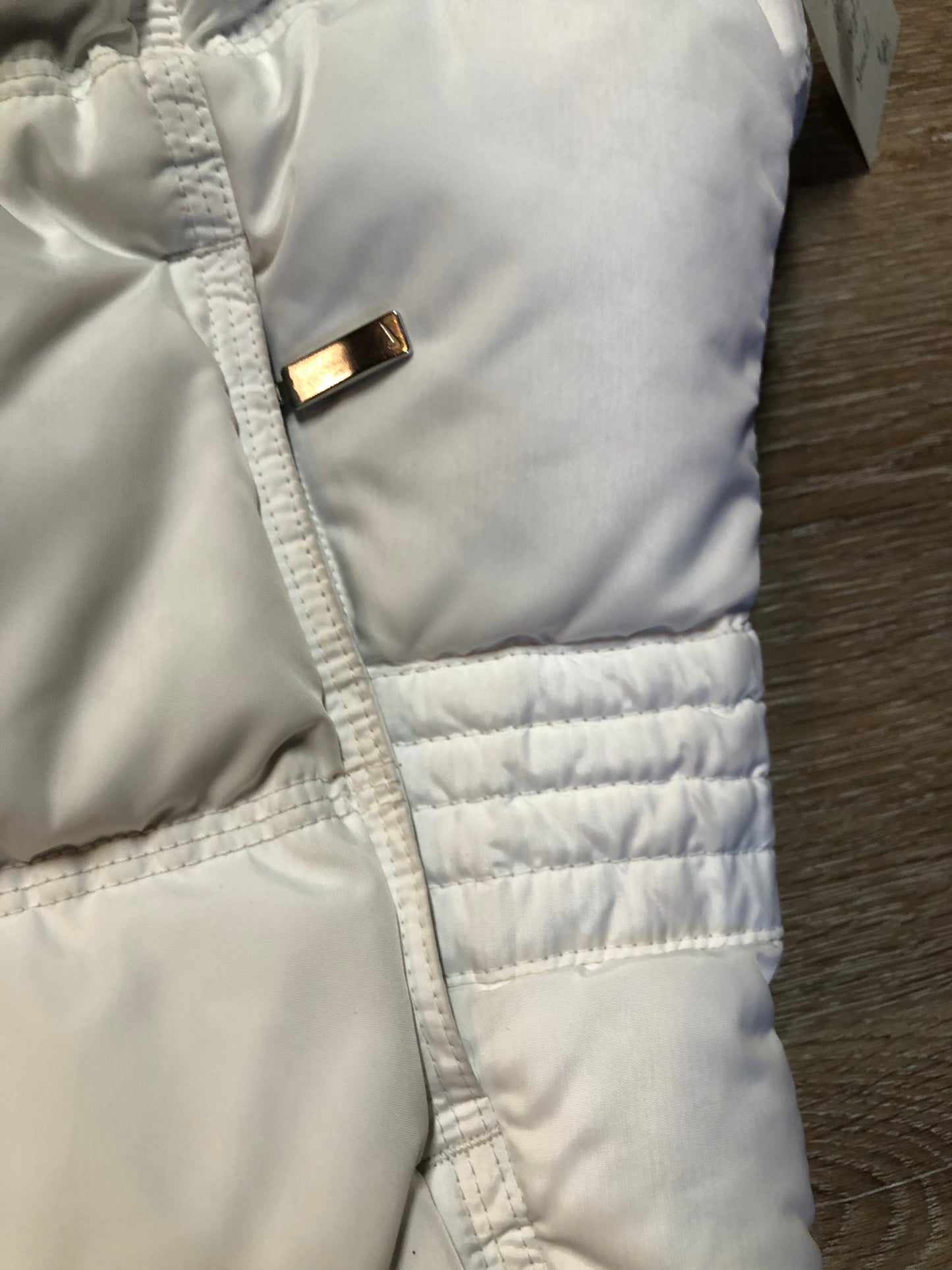 Kingspier Vintage - Nike white and green reversible down filled vest with zipper closure and slash pockets. size small.