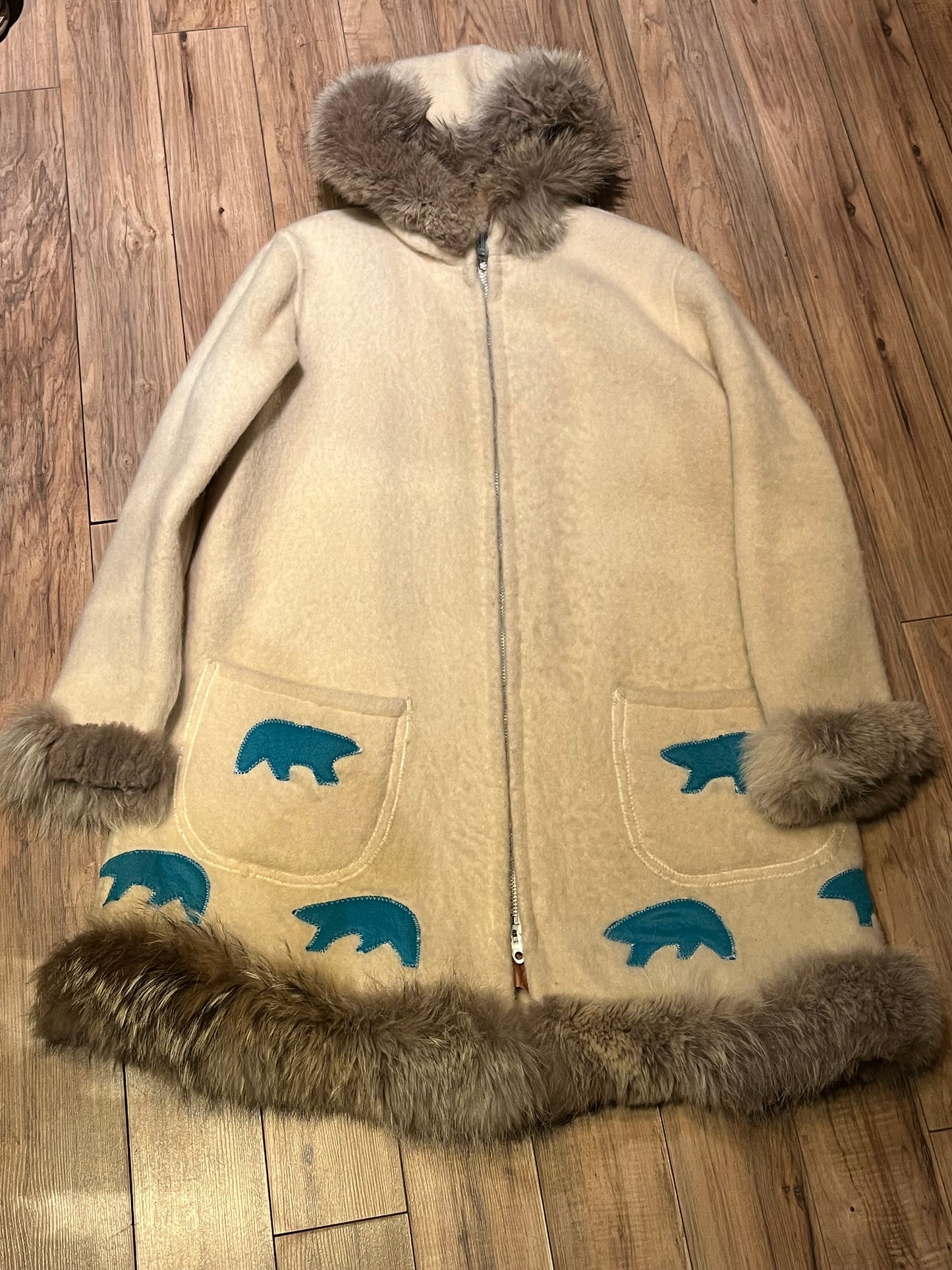 Vintage white 100% wool northern parka, with zipper closure, patch pockets, fur trim and felt applique details.
Indigenous made
Chest 48”