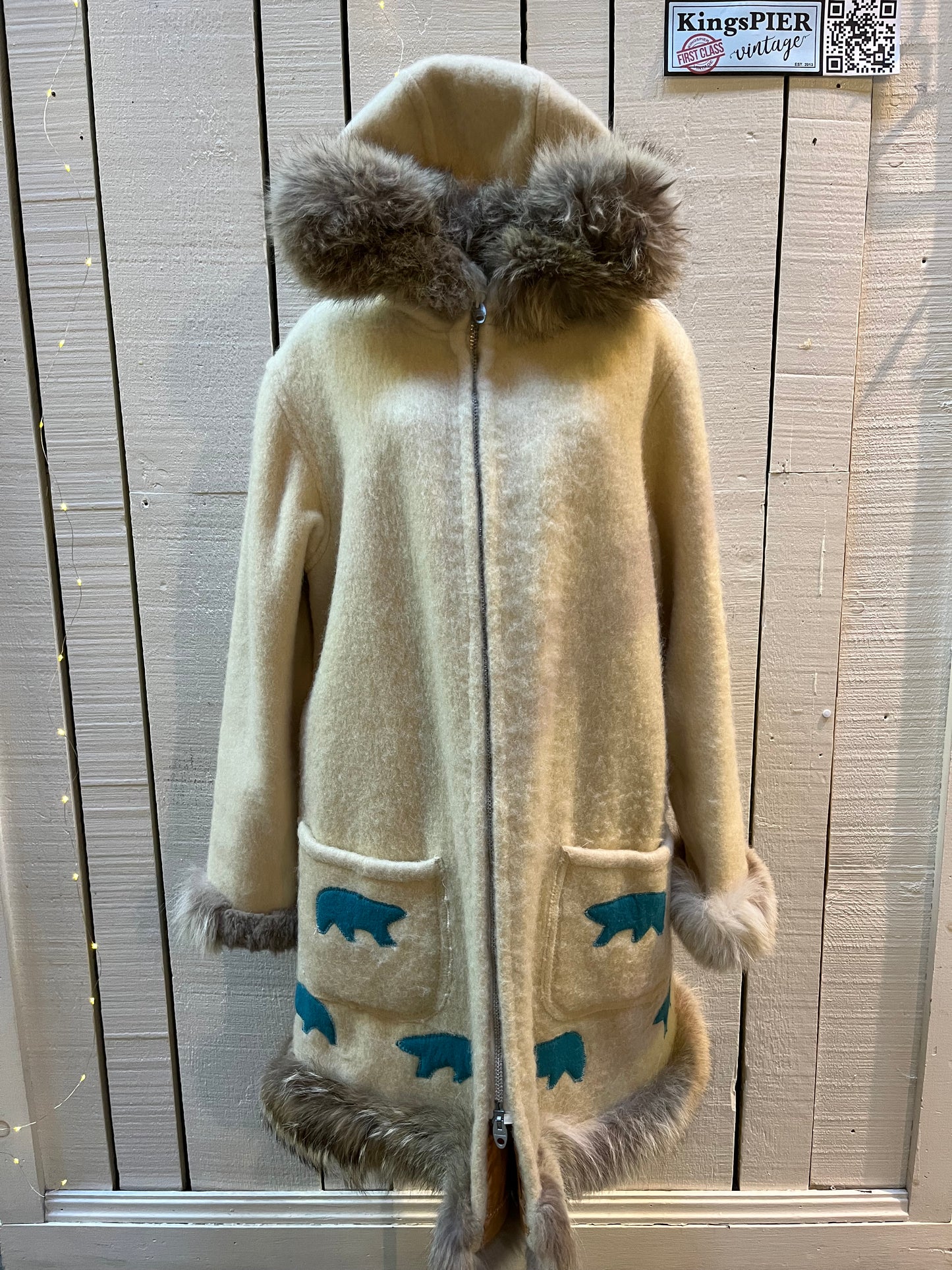 Vintage white 100% wool northern parka, with zipper closure, patch pockets, fur trim and felt applique details.
Indigenous made
Chest 48”
