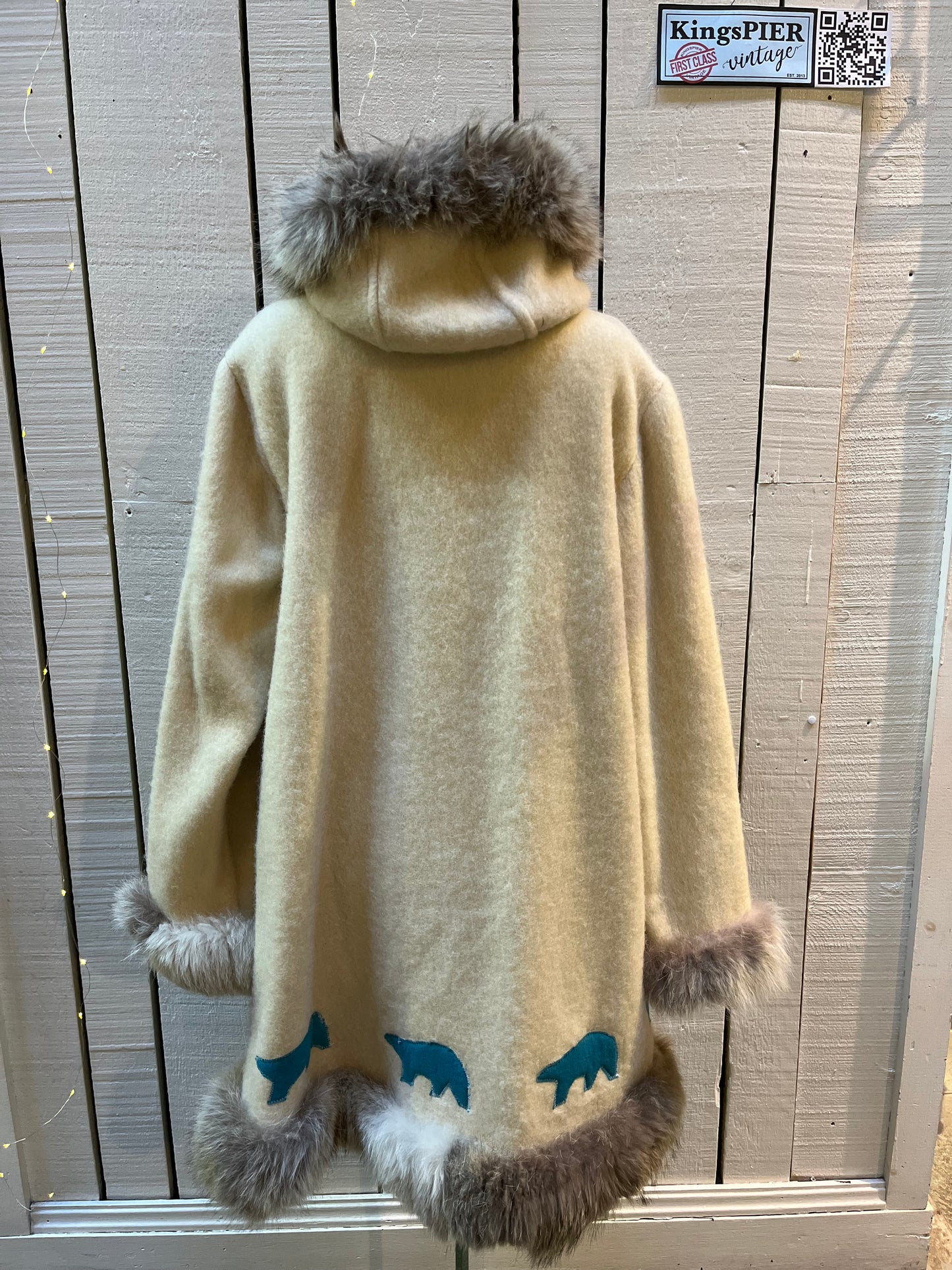 Vintage white 100% wool northern parka, with zipper closure, patch pockets, fur trim and felt applique details.
Indigenous made
Chest 48”