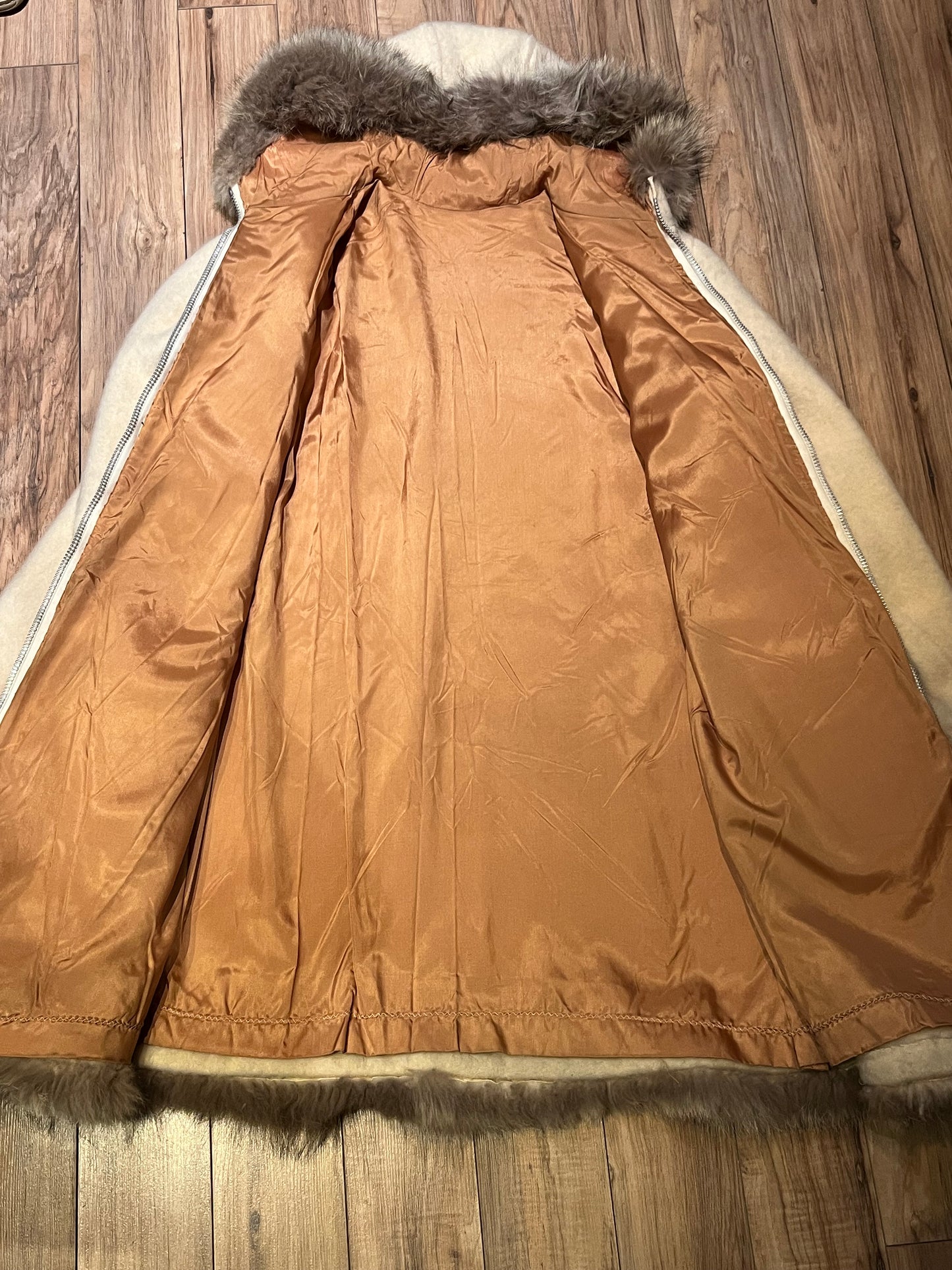 Vintage white 100% wool northern parka, with zipper closure, patch pockets, fur trim and felt applique details.
Indigenous made
Chest 48”