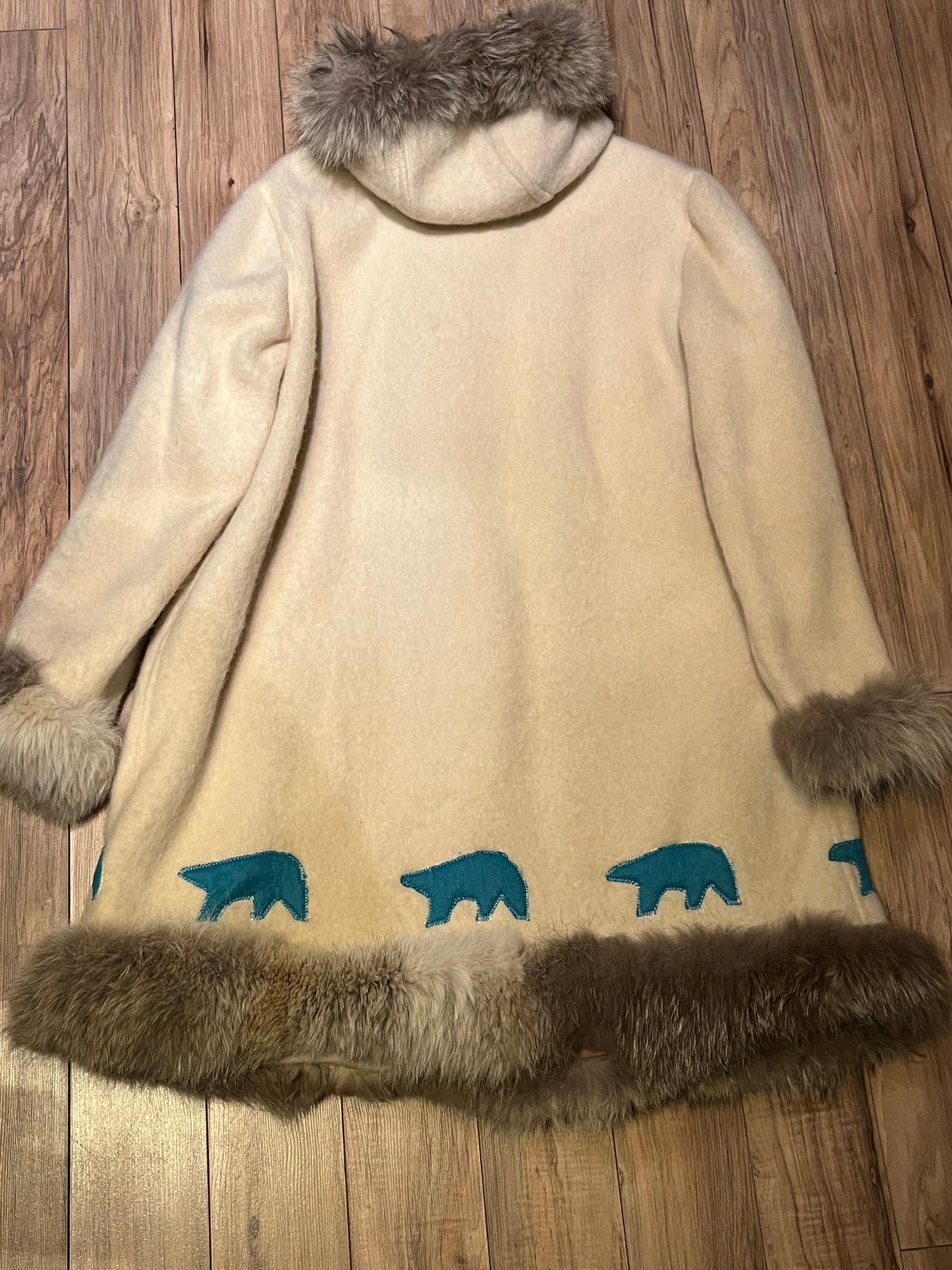 Vintage white 100% wool northern parka, with zipper closure, patch pockets, fur trim and felt applique details.
Indigenous made
Chest 48”