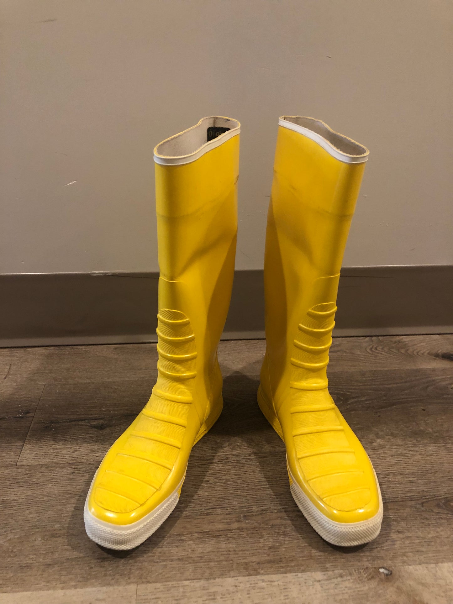 Original Nokia yellow and white rubber sailing boots circa 1980’s are handmade in Finland by the same company that makes cell phones. Nokia no longer makes boots. Size 13M /15W US, 46 EUR