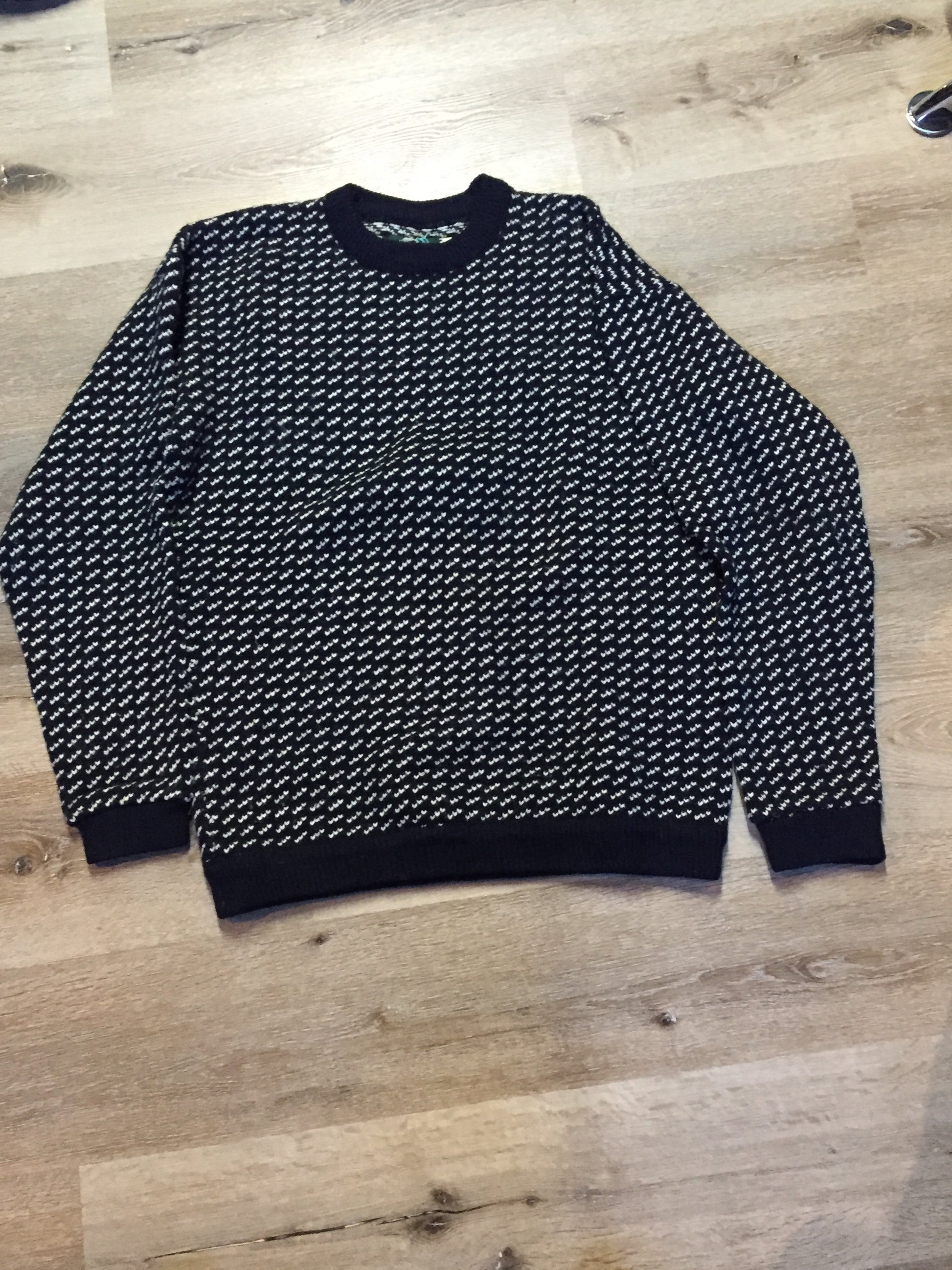 Kingspier Vintage - Roots authentic Nordic wool sweater in navy and white. Made in Norway. Size XL.