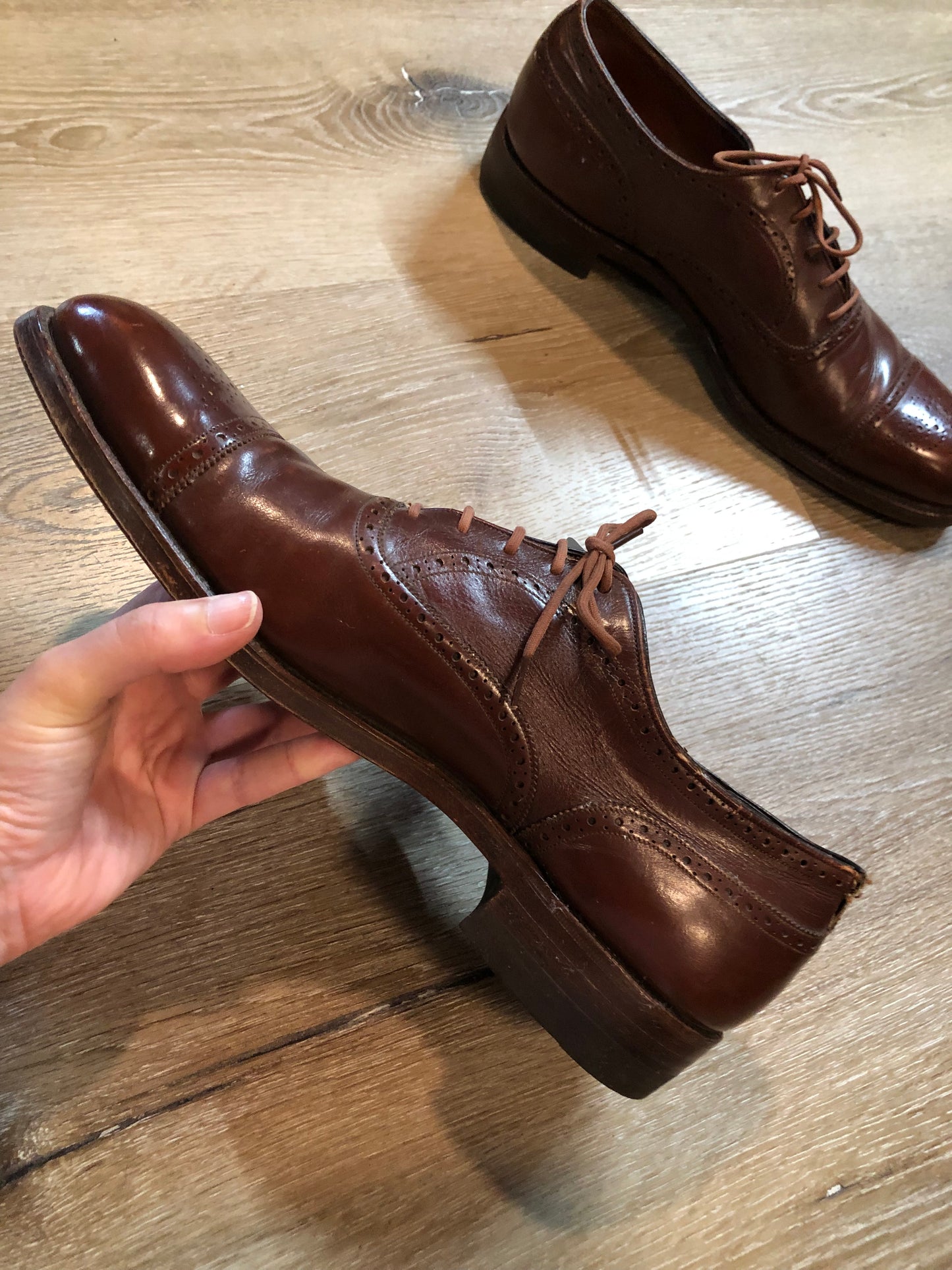 Vintage Sak’s Fifth Avenue brown leather brogue captoe dress shoe with leather sole. Made in Canada. Size 9.5M US/ 43 EUR