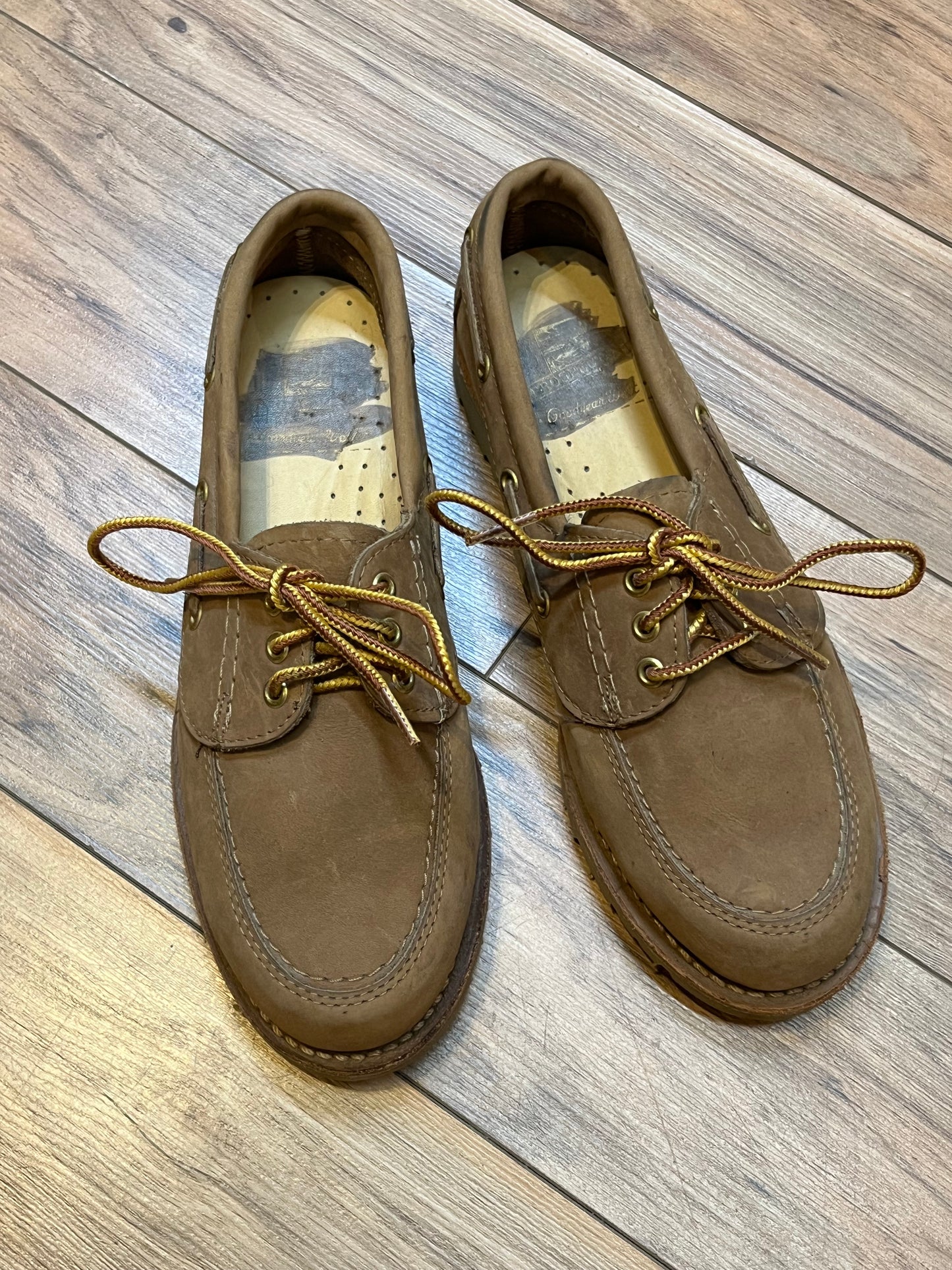Vintage Prospector 1980’s NWOT deadstock brown leather three eyelet boat shoe.
Made in Canada
Size US 8 womens