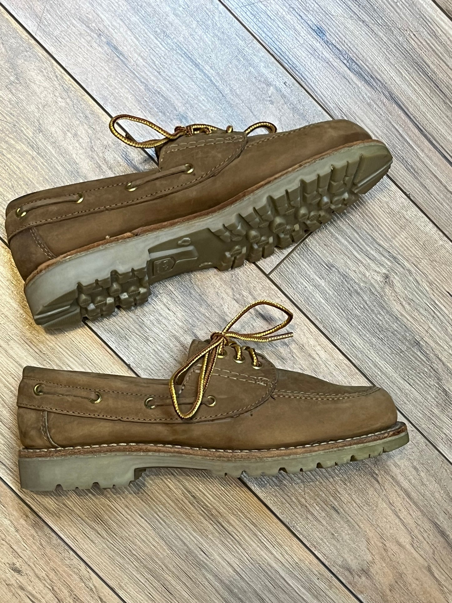 Vintage Prospector 1980’s NWOT deadstock brown leather three eyelet boat shoe.
Made in Canada
Size US 8 womens