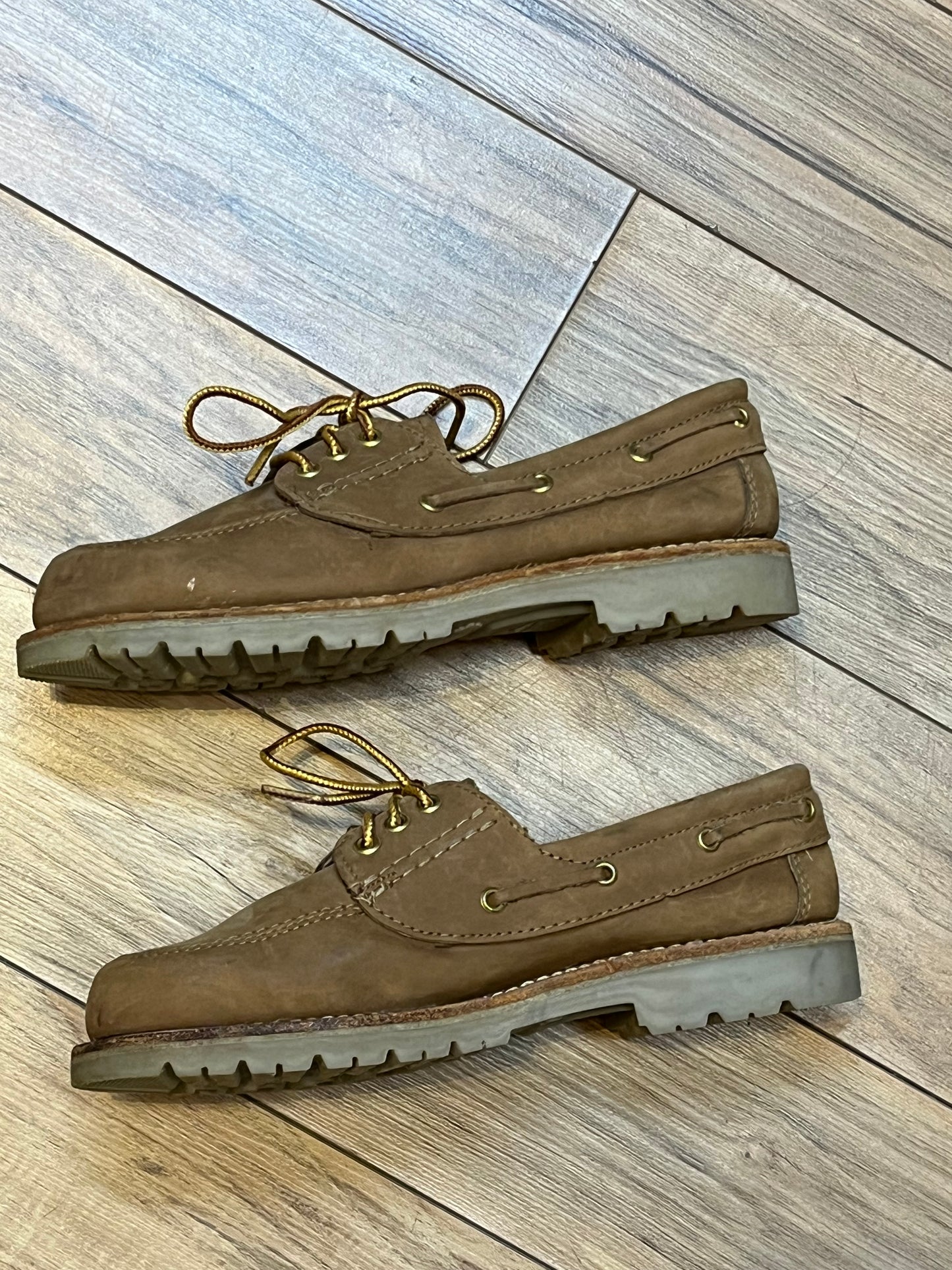 Vintage Prospector 1980’s NWOT deadstock brown leather three eyelet boat shoe.
Made in Canada
Size US 8 womens