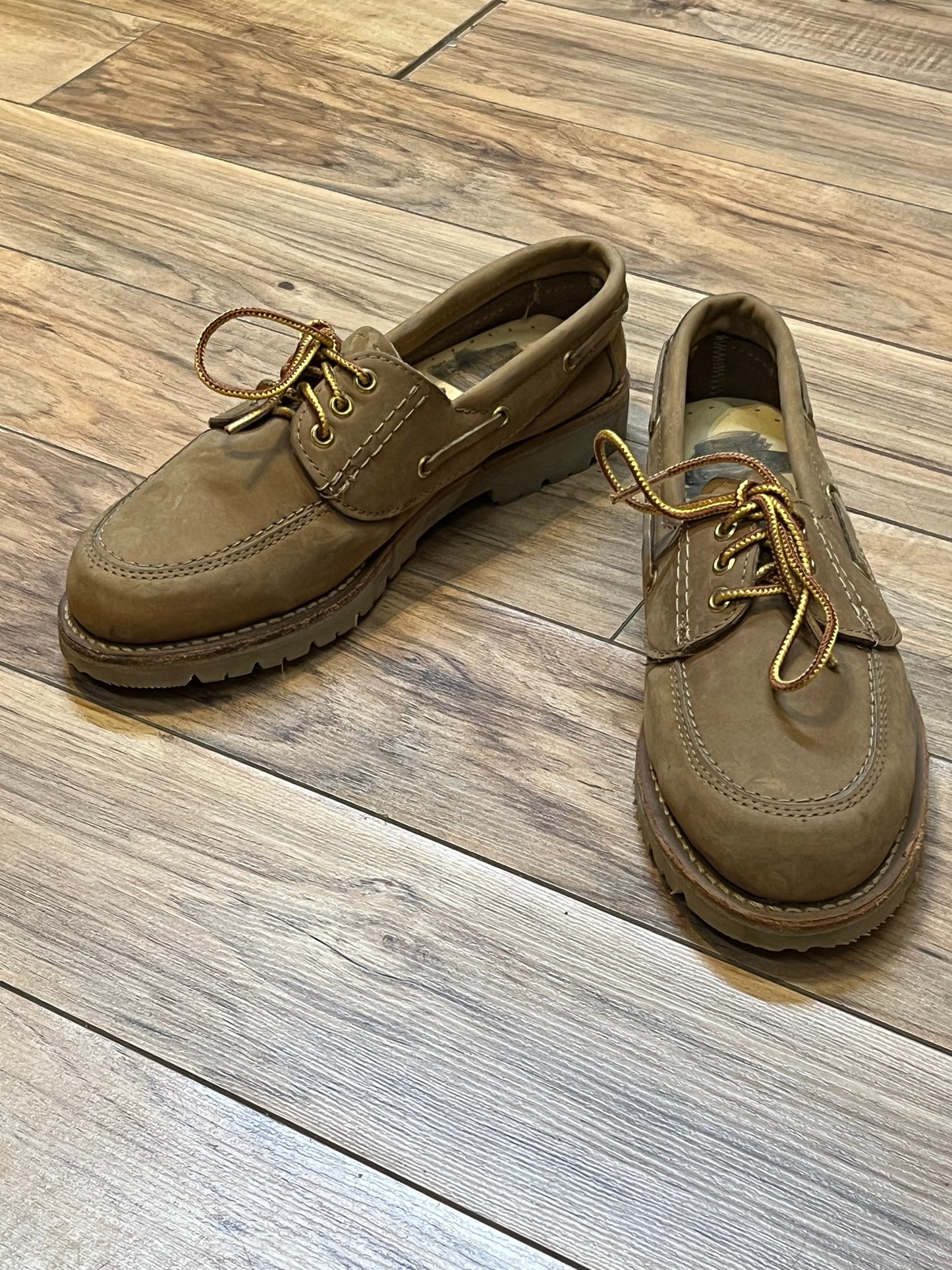 Vintage Prospector 1980’s NWOT deadstock brown leather three eyelet boat shoe.
Made in Canada
Size US 8 womens