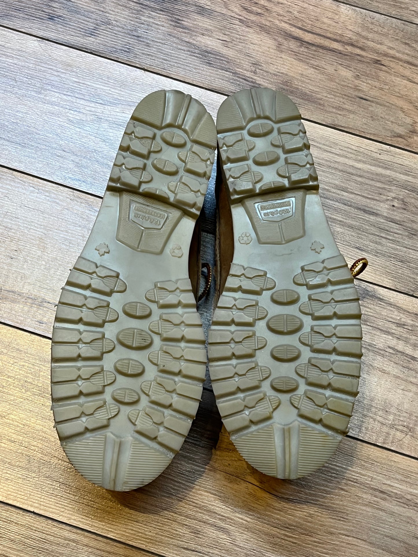 Vintage Prospector 1980’s NWOT deadstock brown leather three eyelet boat shoe.
Made in Canada
Size US 8 womens