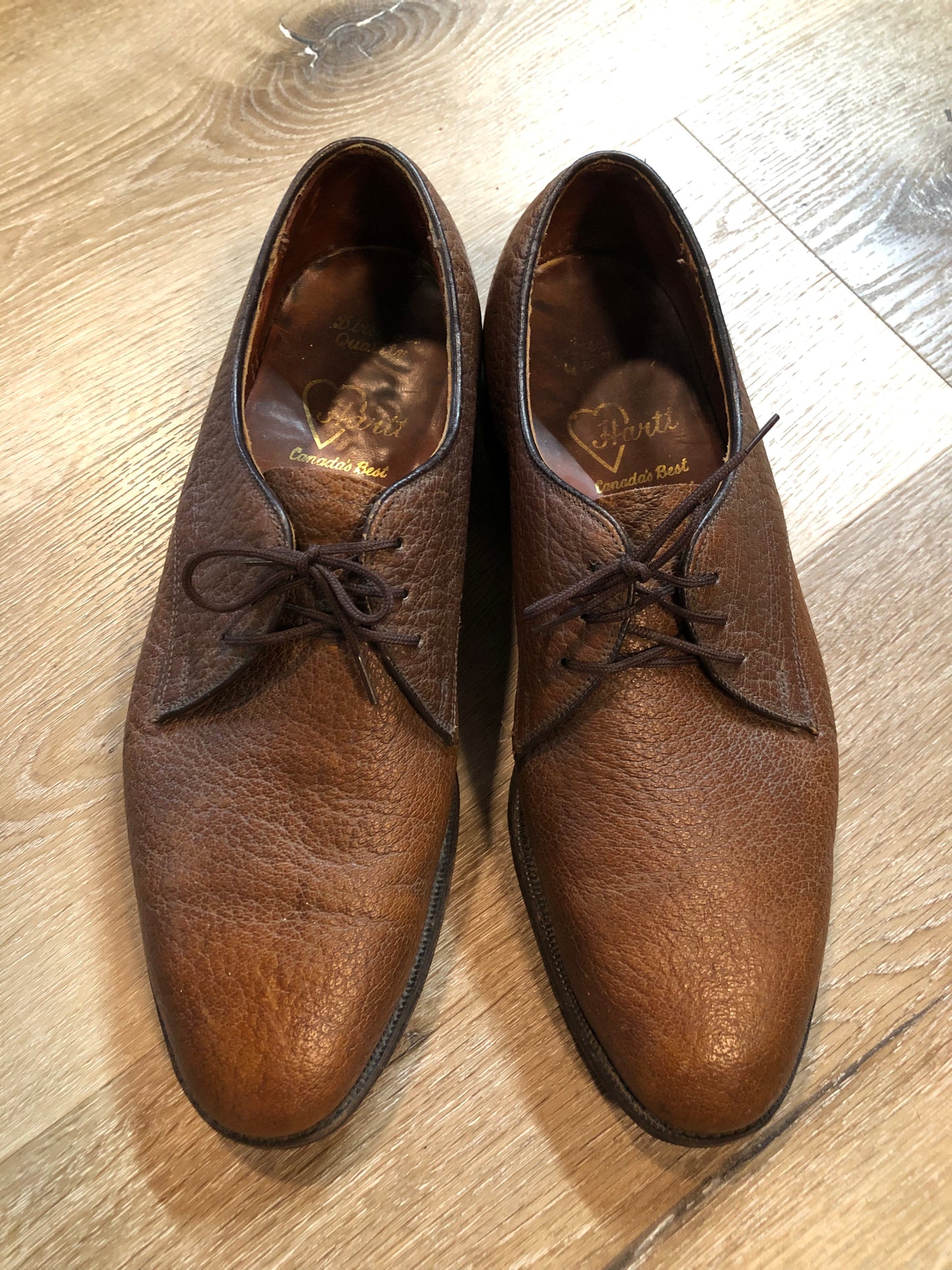 Vintage Hartt dress shoes in brown textured leather, with leather soles. Made in Canada. Size 10M US/ 43 EUR