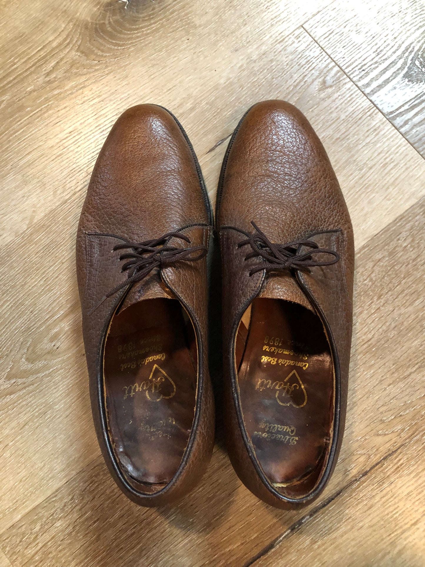 Vintage Hartt dress shoes in brown textured leather, with leather soles. Made in Canada. Size 10M US/ 43 EUR
