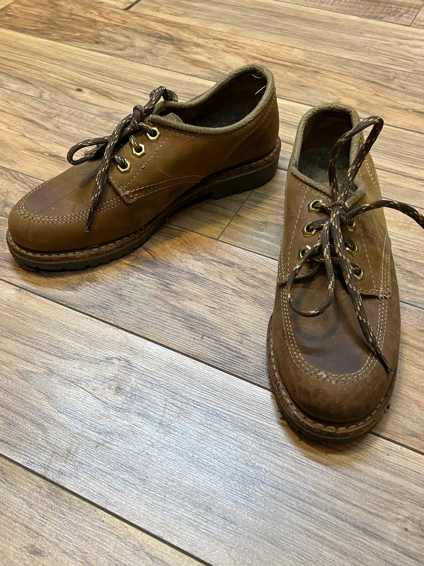 Vintage Prospector 1980’s NWOT deadstock moc toe three eyelet brown leather shoes, Made in Canada
Size US 7.5 womens