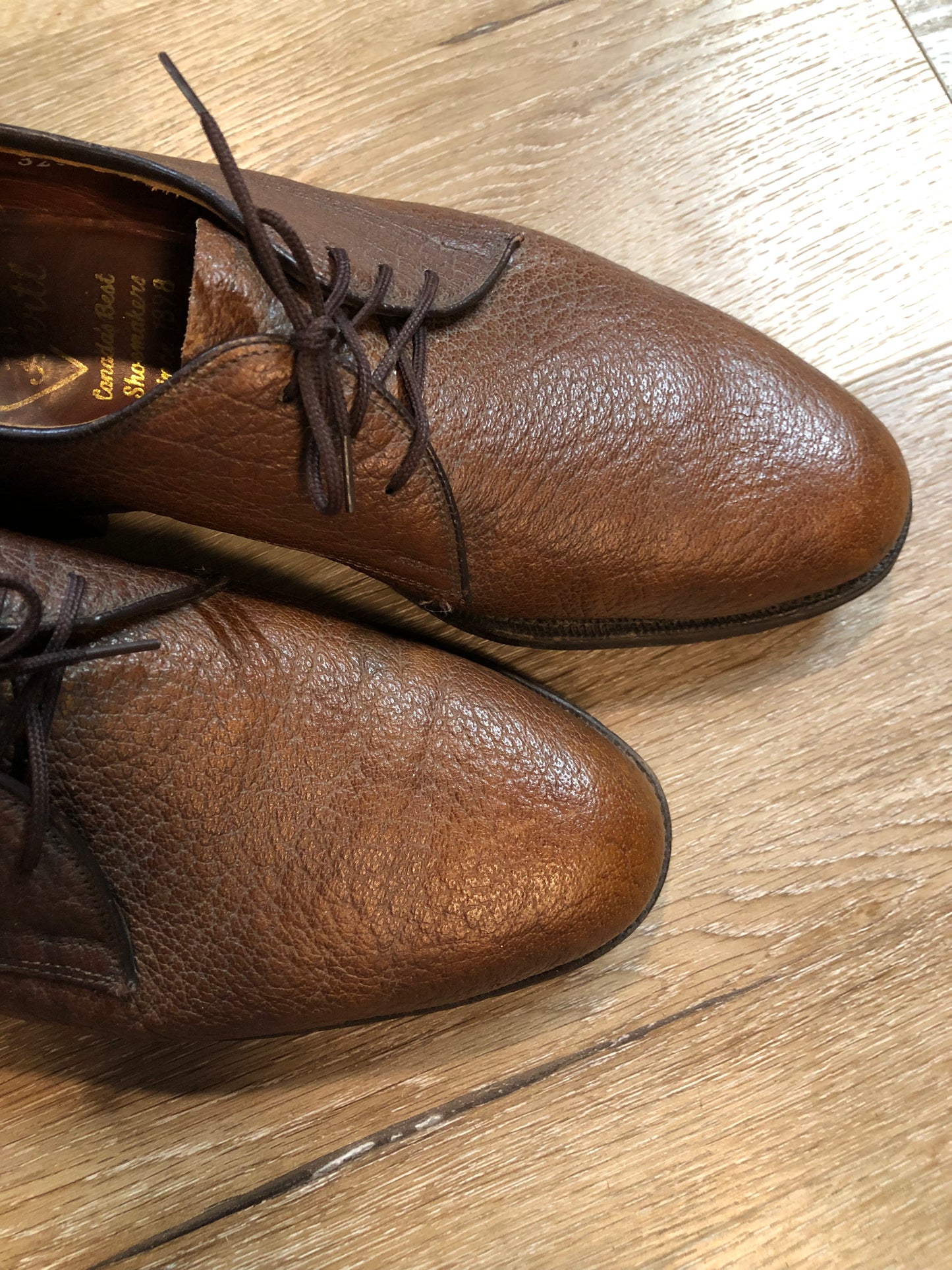 Vintage Hartt dress shoes in brown textured leather, with leather soles. Made in Canada. Size 10M US/ 43 EUR