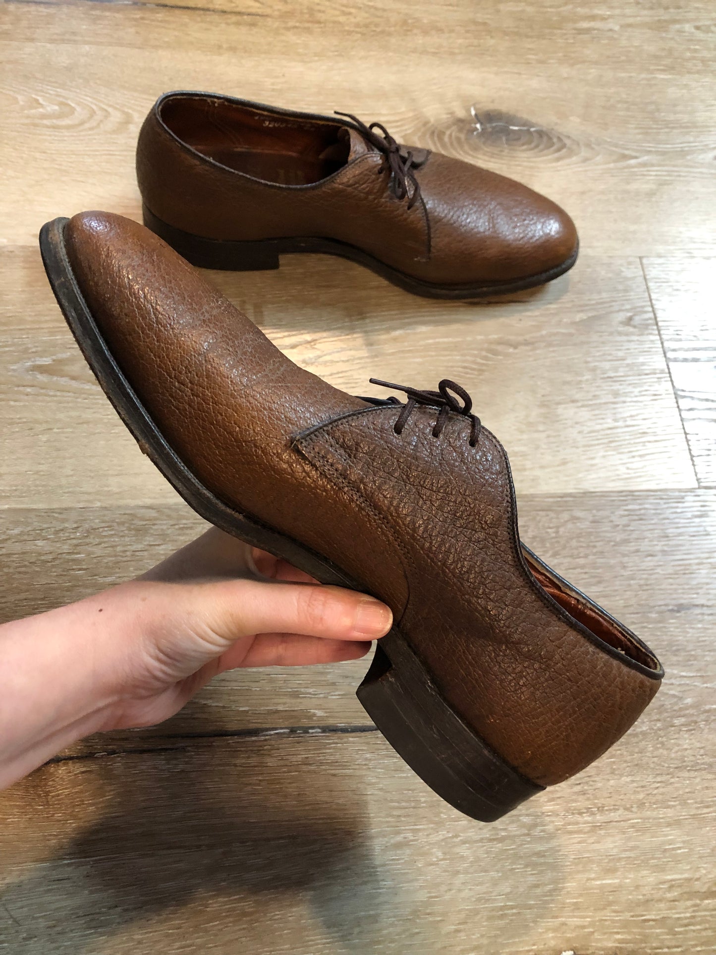 Vintage Hartt dress shoes in brown textured leather, with leather soles. Made in Canada. Size 10M US/ 43 EUR