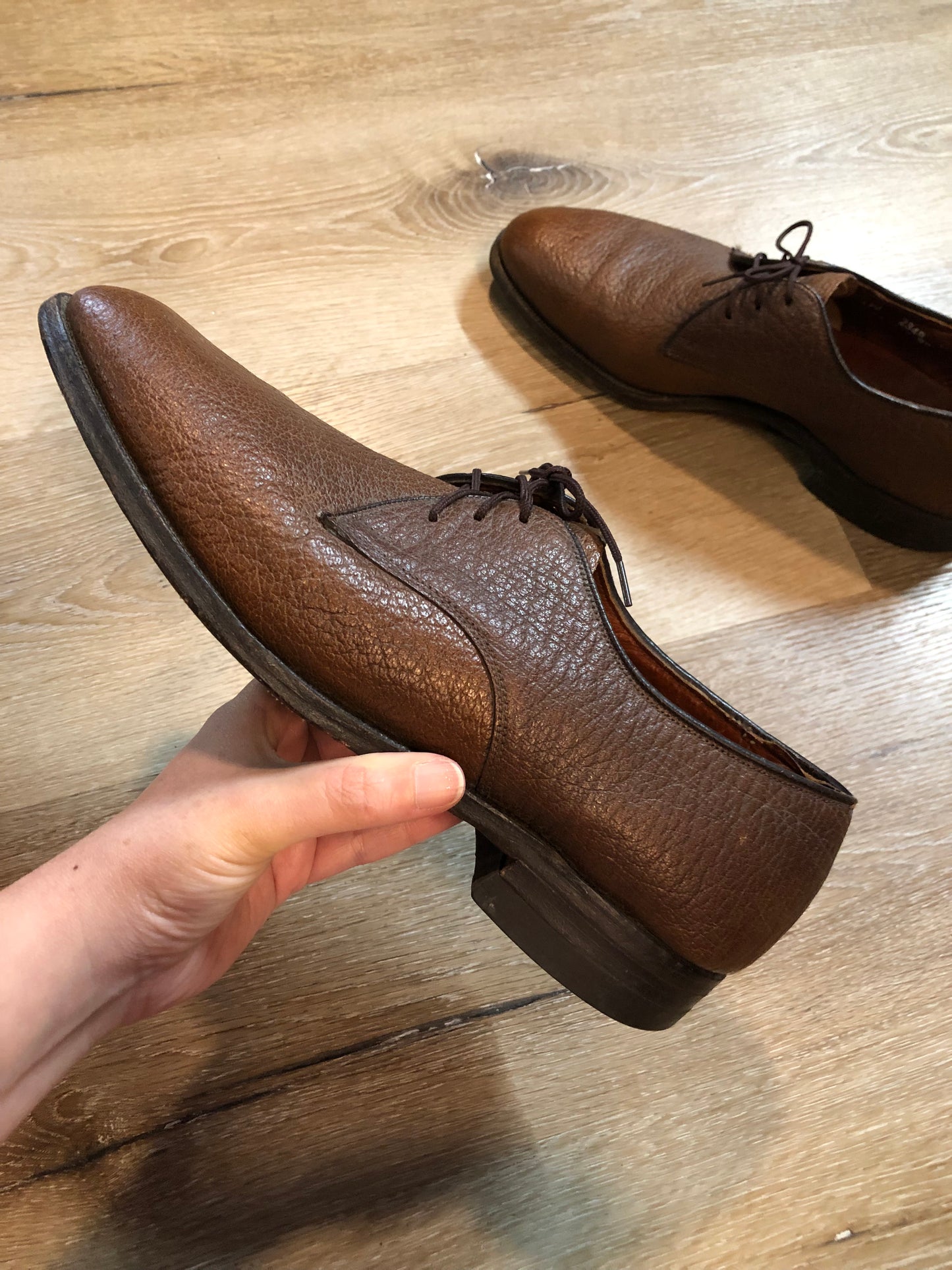Vintage Hartt dress shoes in brown textured leather, with leather soles. Made in Canada. Size 10M US/ 43 EUR