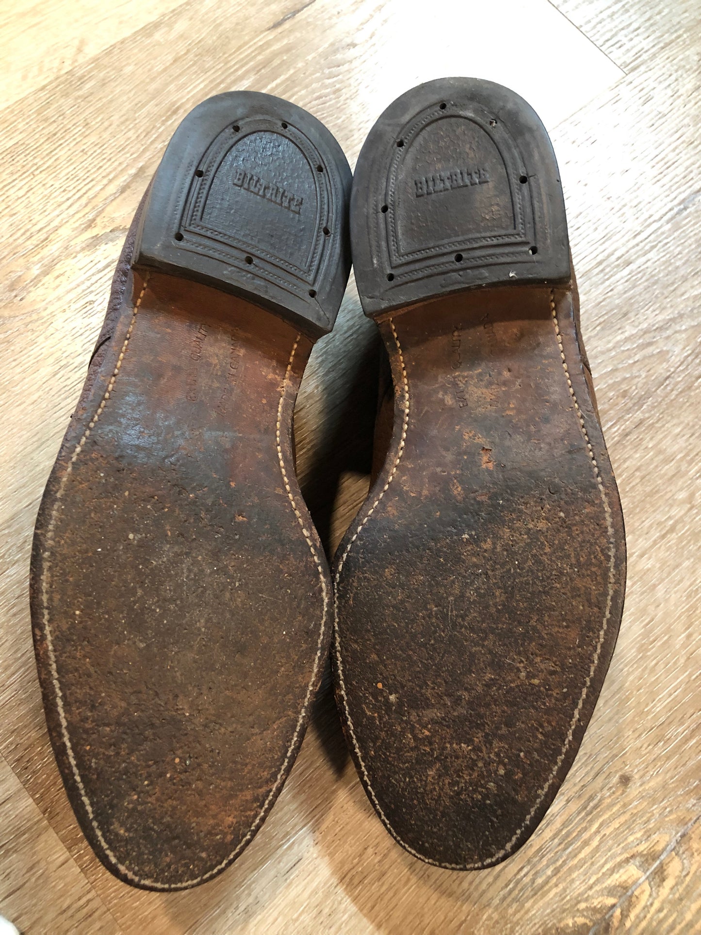 Vintage Hartt dress shoes in brown textured leather, with leather soles. Made in Canada. Size 10M US/ 43 EUR