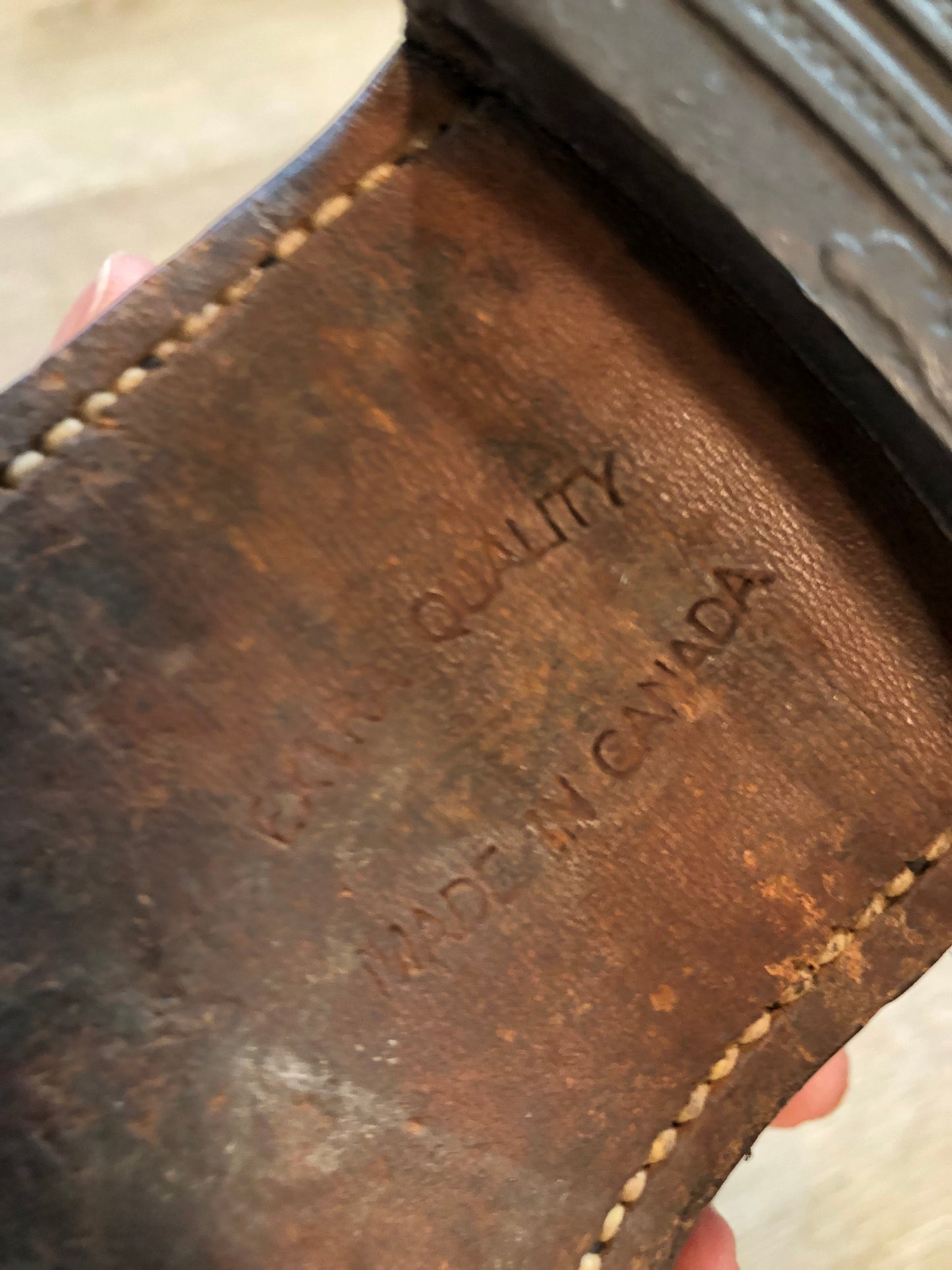 Vintage Hartt dress shoes in brown textured leather, with leather soles. Made in Canada. Size 10M US/ 43 EUR