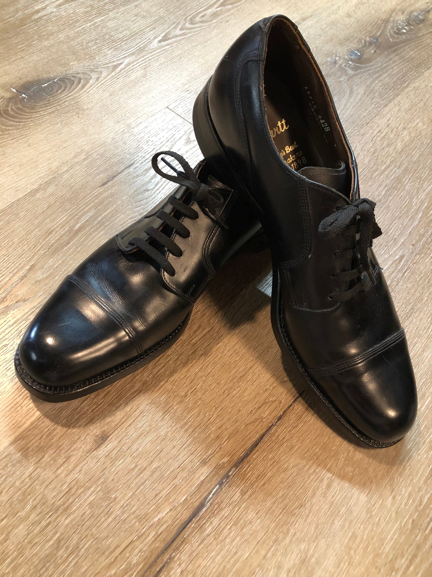 Vintage Hartt deadstock “extra quality” cap toe oxford shoes, in calfskin leather. Made in Canada. Size 11M US/ 44EUR