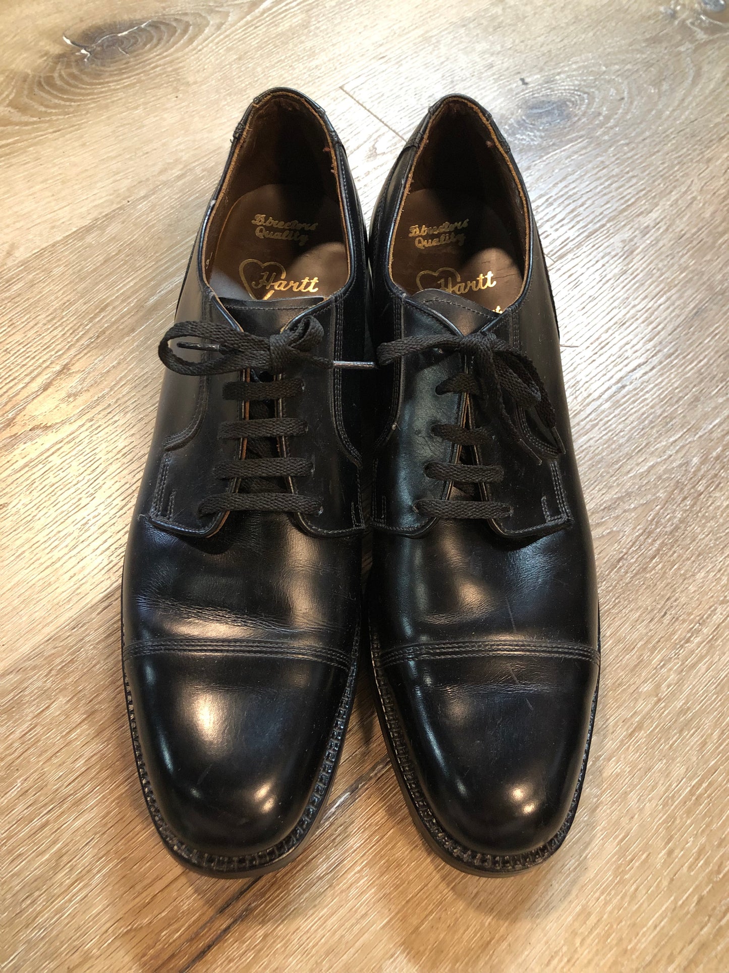 Vintage Hartt deadstock “extra quality” cap toe oxford shoes, in calfskin leather. Made in Canada. Size 11M US/ 44EUR