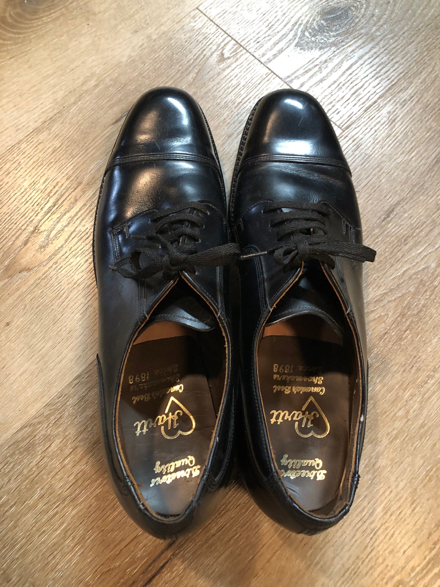 Vintage Hartt deadstock “extra quality” cap toe oxford shoes, in calfskin leather. Made in Canada. Size 11M US/ 44EUR