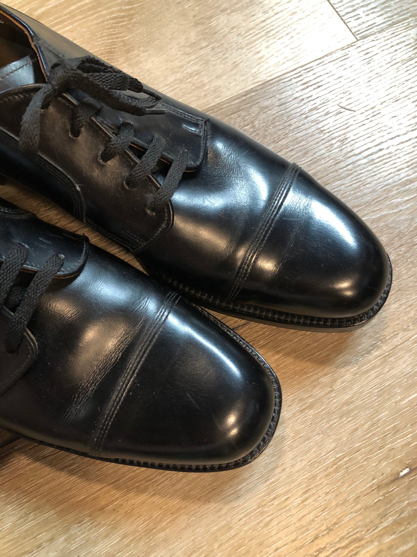 Vintage Hartt deadstock “extra quality” cap toe oxford shoes, in calfskin leather. Made in Canada. Size 11M US/ 44EUR