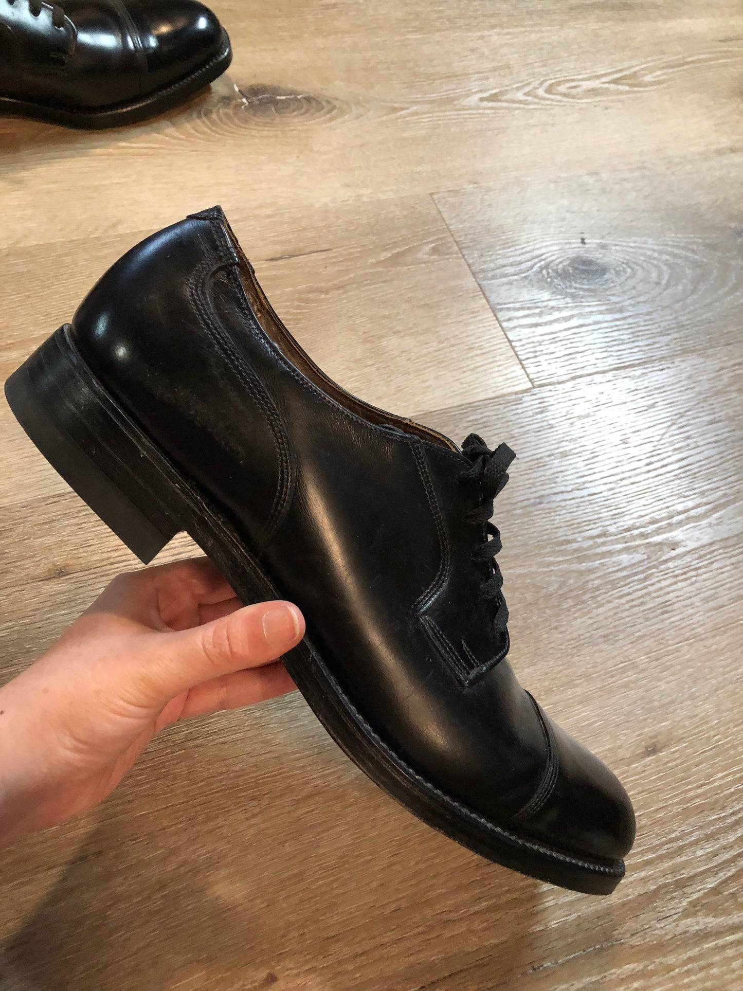 Vintage Hartt deadstock “extra quality” cap toe oxford shoes, in calfskin leather. Made in Canada. Size 11M US/ 44EUR
